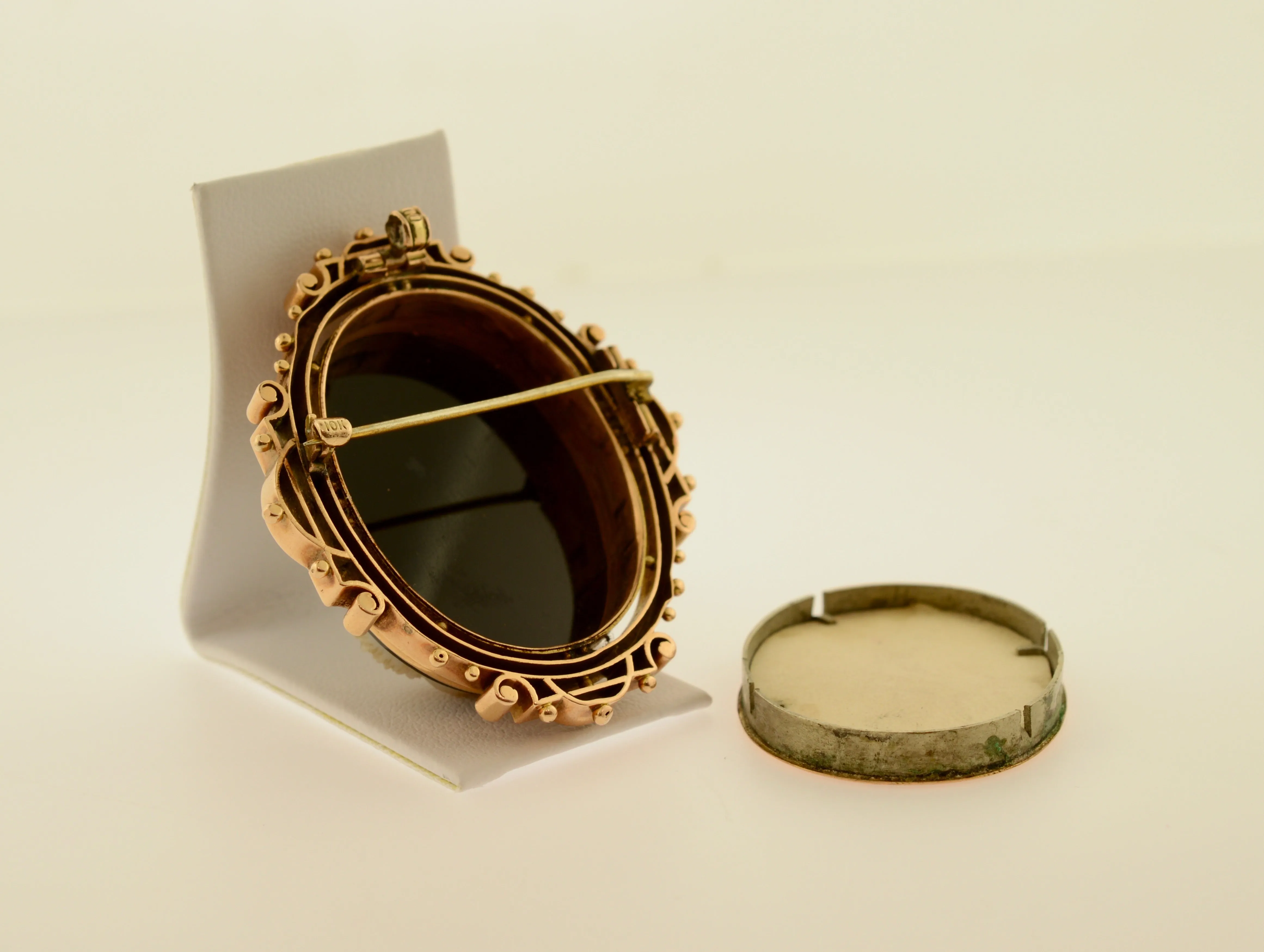 10K and 14K Agate Cameo Gold Mourning Pendant and Brooch