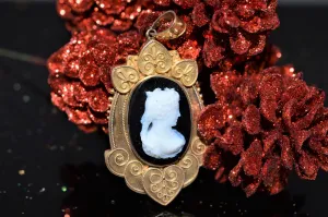 14K Antique Black And White Agate Oval Cameo Pendant