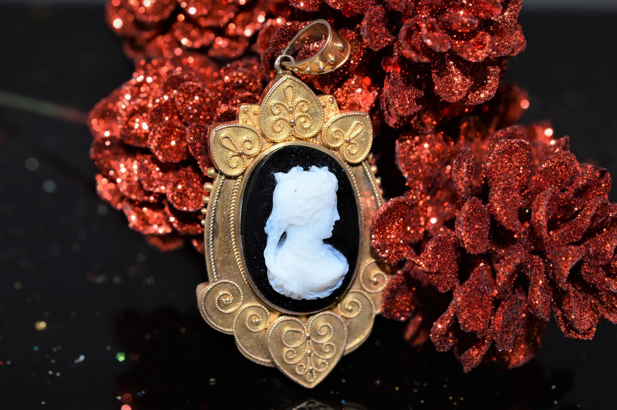 14K Antique Black And White Agate Oval Cameo Pendant