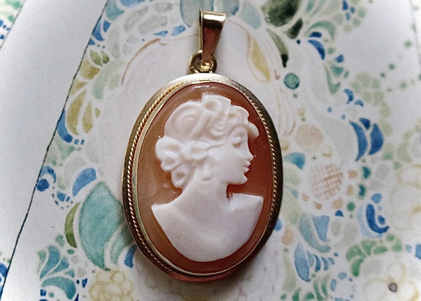14k Gold Italian Shell Cameo Pendant
