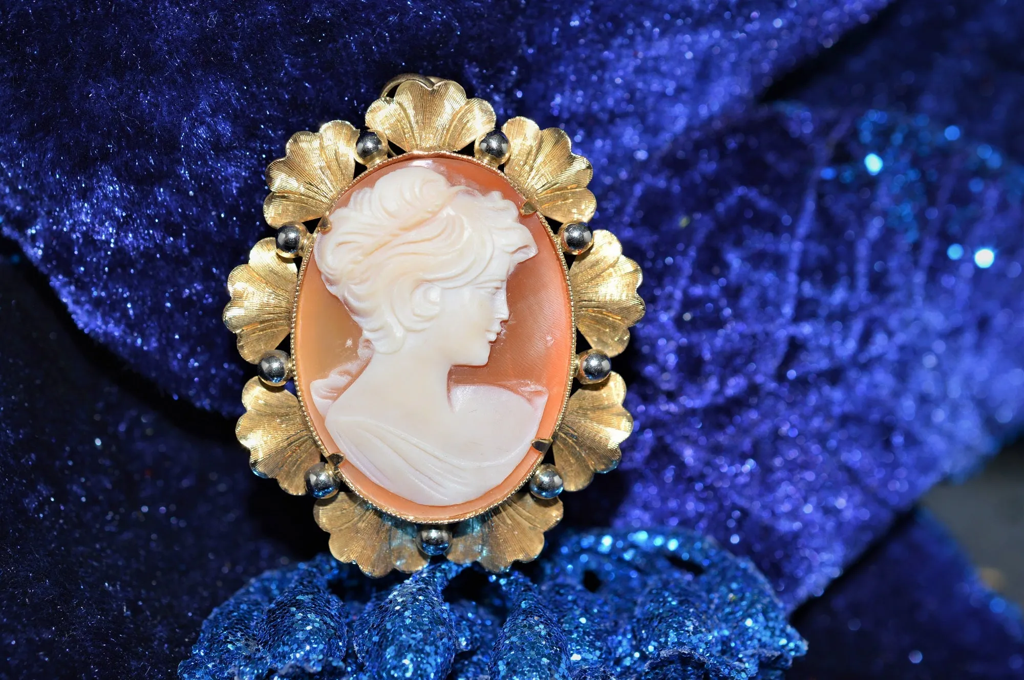 18K Two Tone Retro Oval Shell Cameo Brooch/Pendant