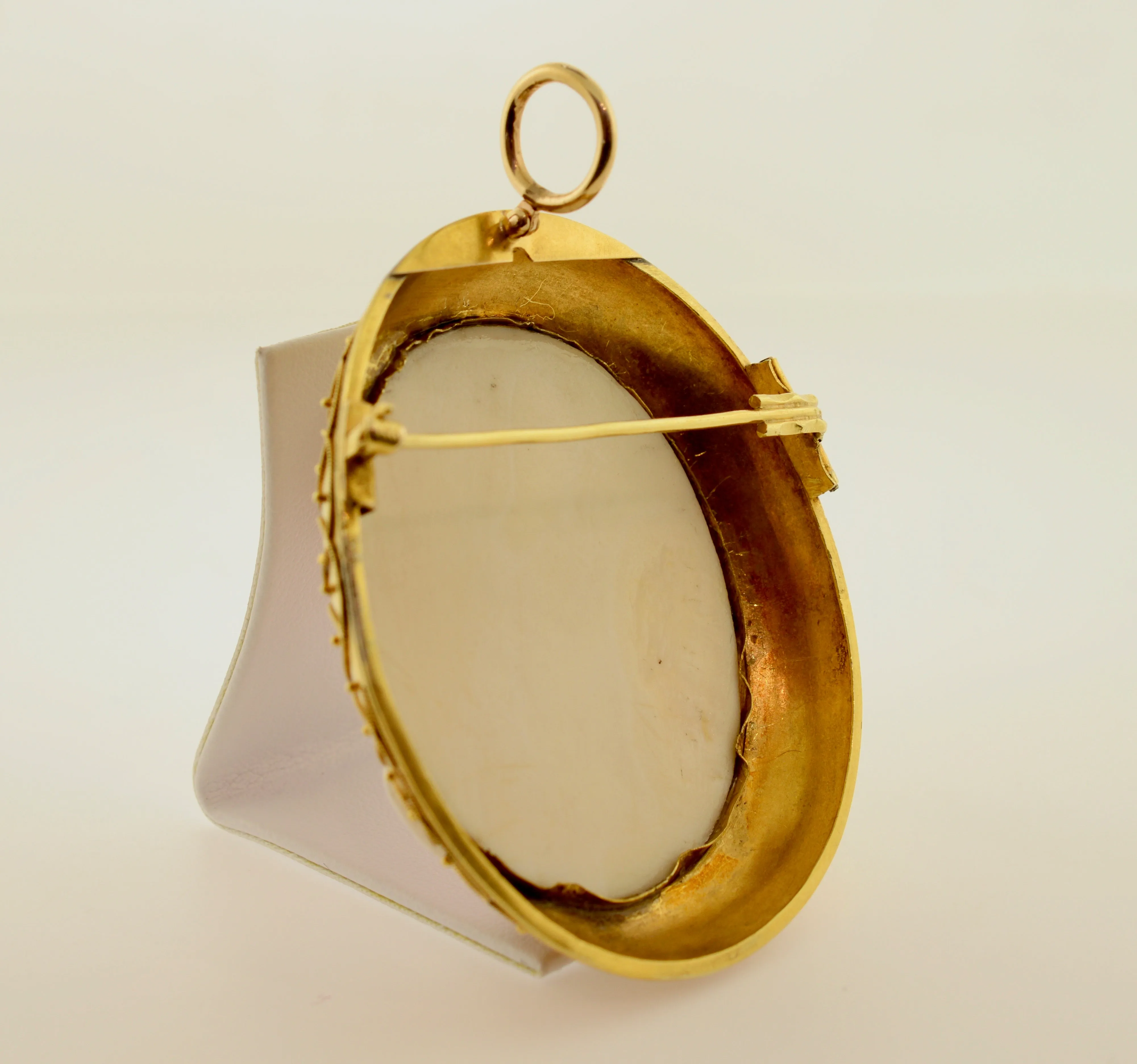 18K Yellow Gold Cameo Brooch with a 14 Karat Gold Pin