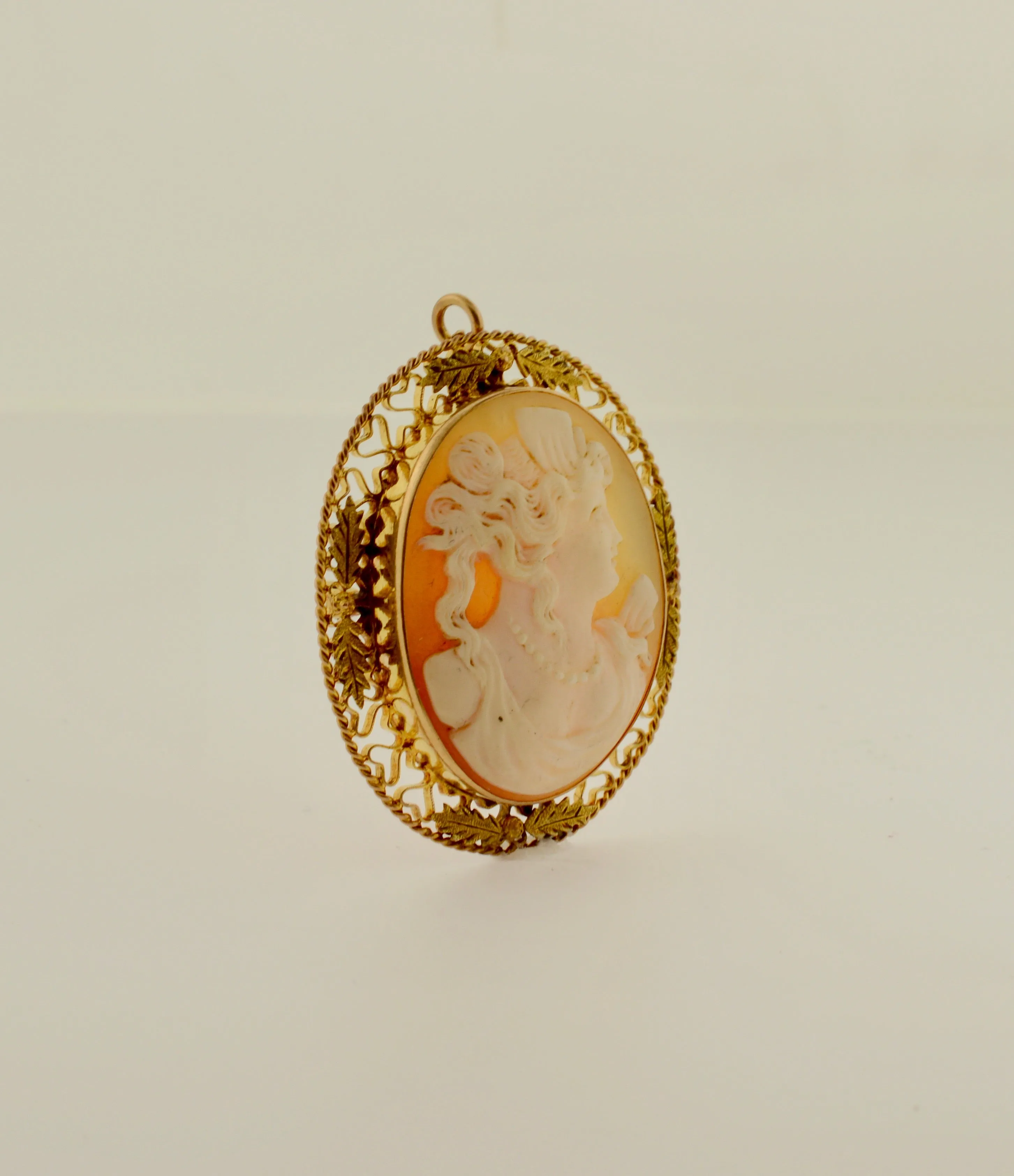 Antique Shell Cameo Gold Brooch/Pendant with Filigree Border