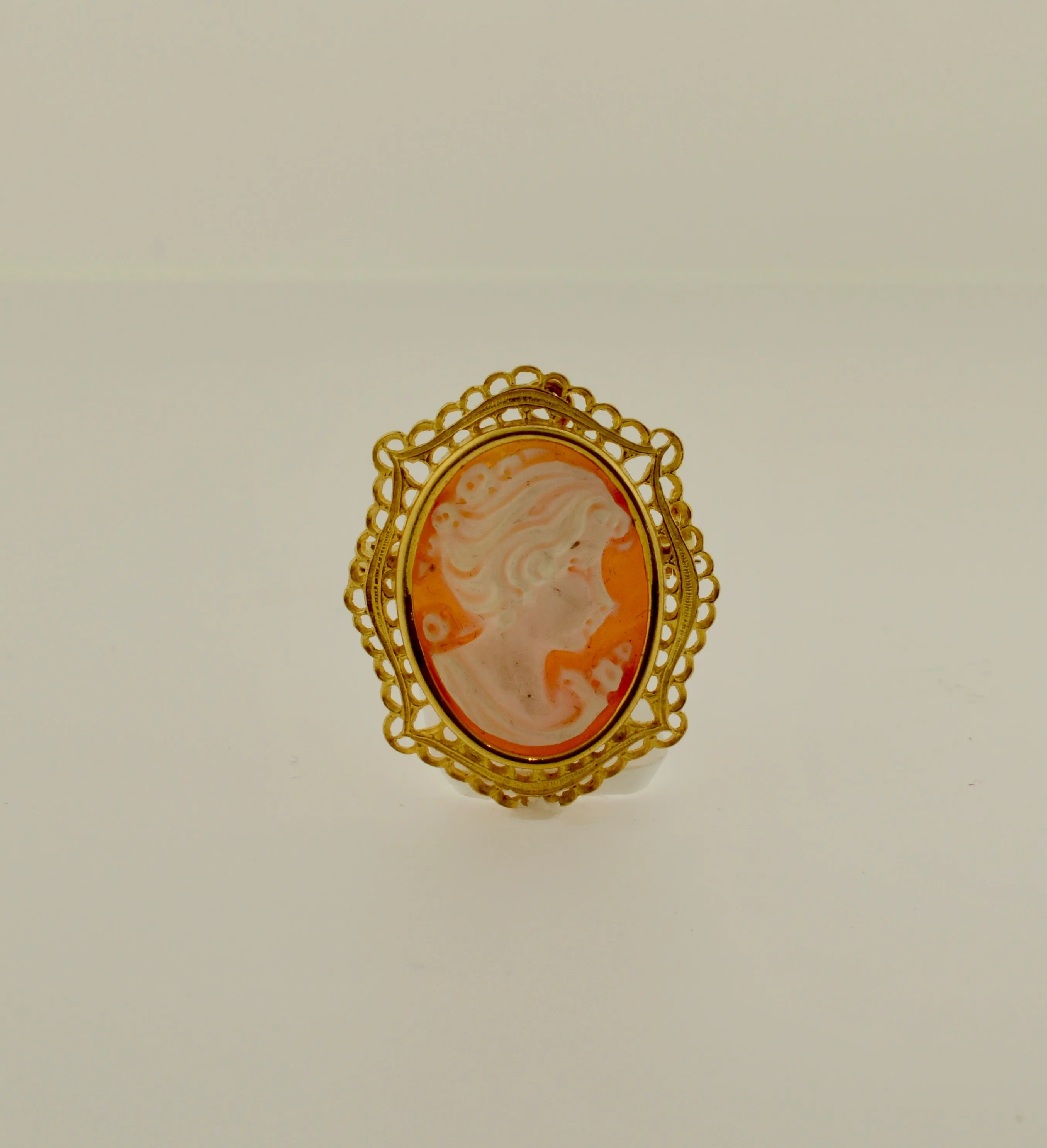 Antique Shell Cameo Gold Brooch/Pendant with Filigree Frame