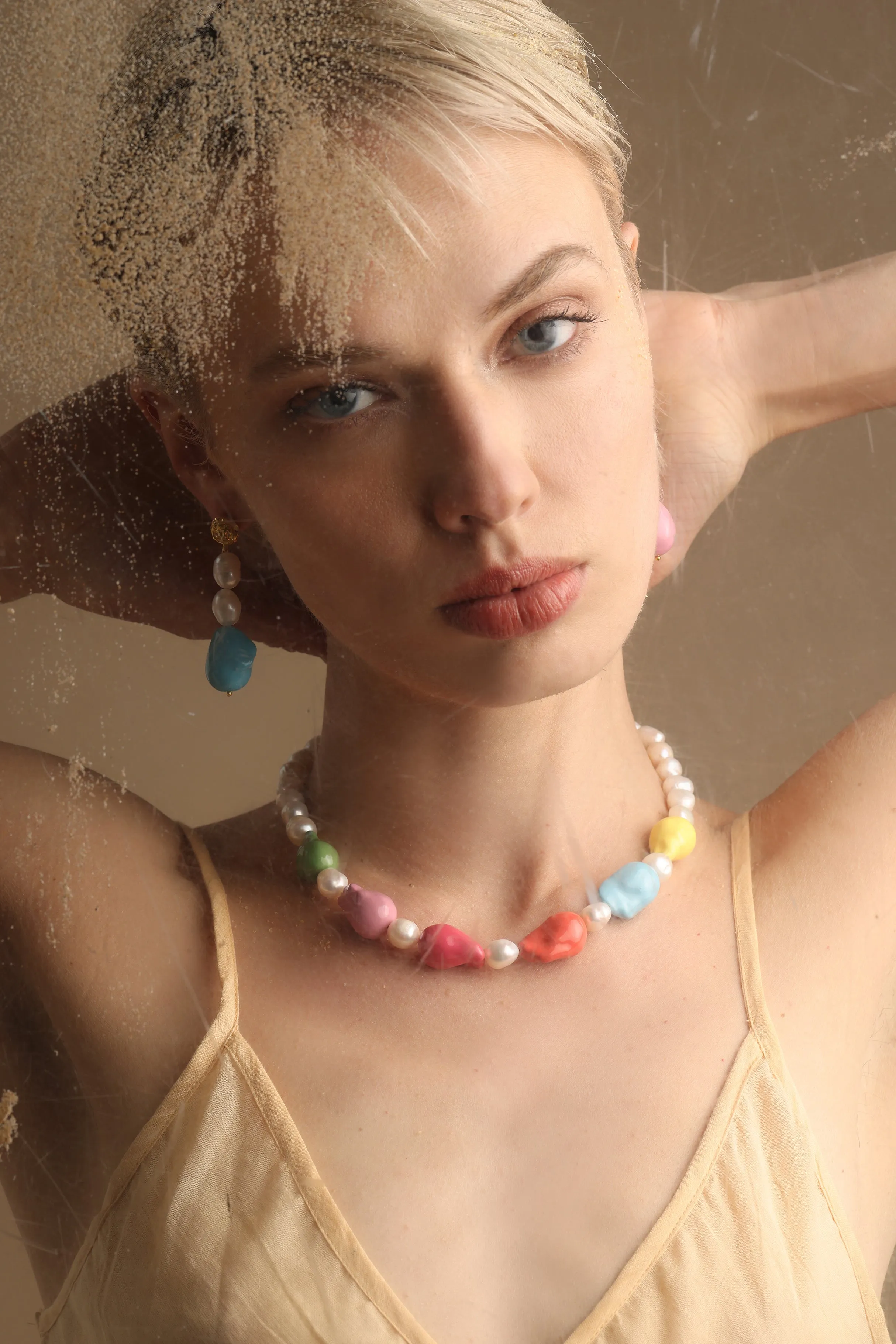 DANGLING EARRINGS WITH ENAMELED BAROQUE PEARLS