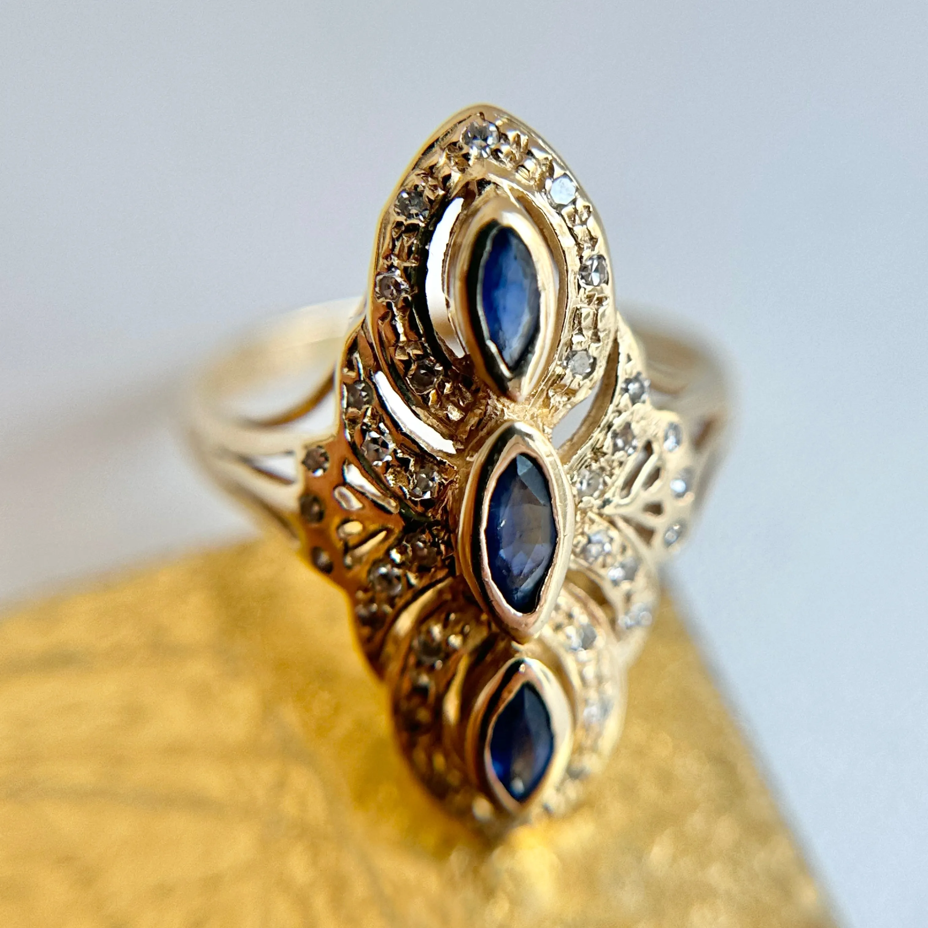 Estate 14KT Yellow Gold Blue Sapphire   Diamond Art Deco Ring