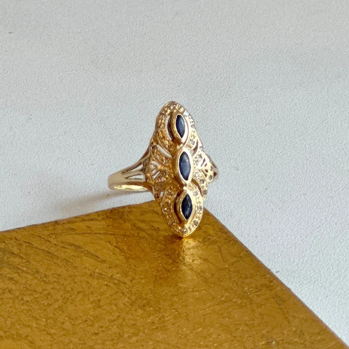 Estate 14KT Yellow Gold Blue Sapphire   Diamond Art Deco Ring