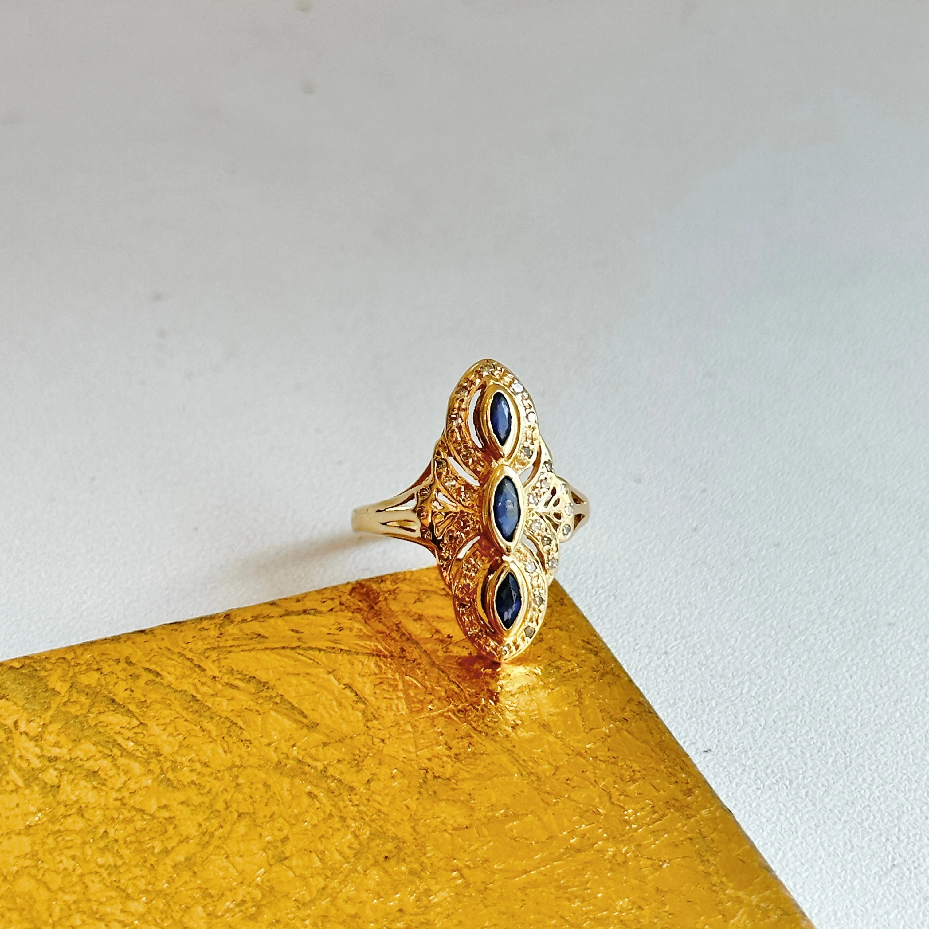 Estate 14KT Yellow Gold Blue Sapphire   Diamond Art Deco Ring