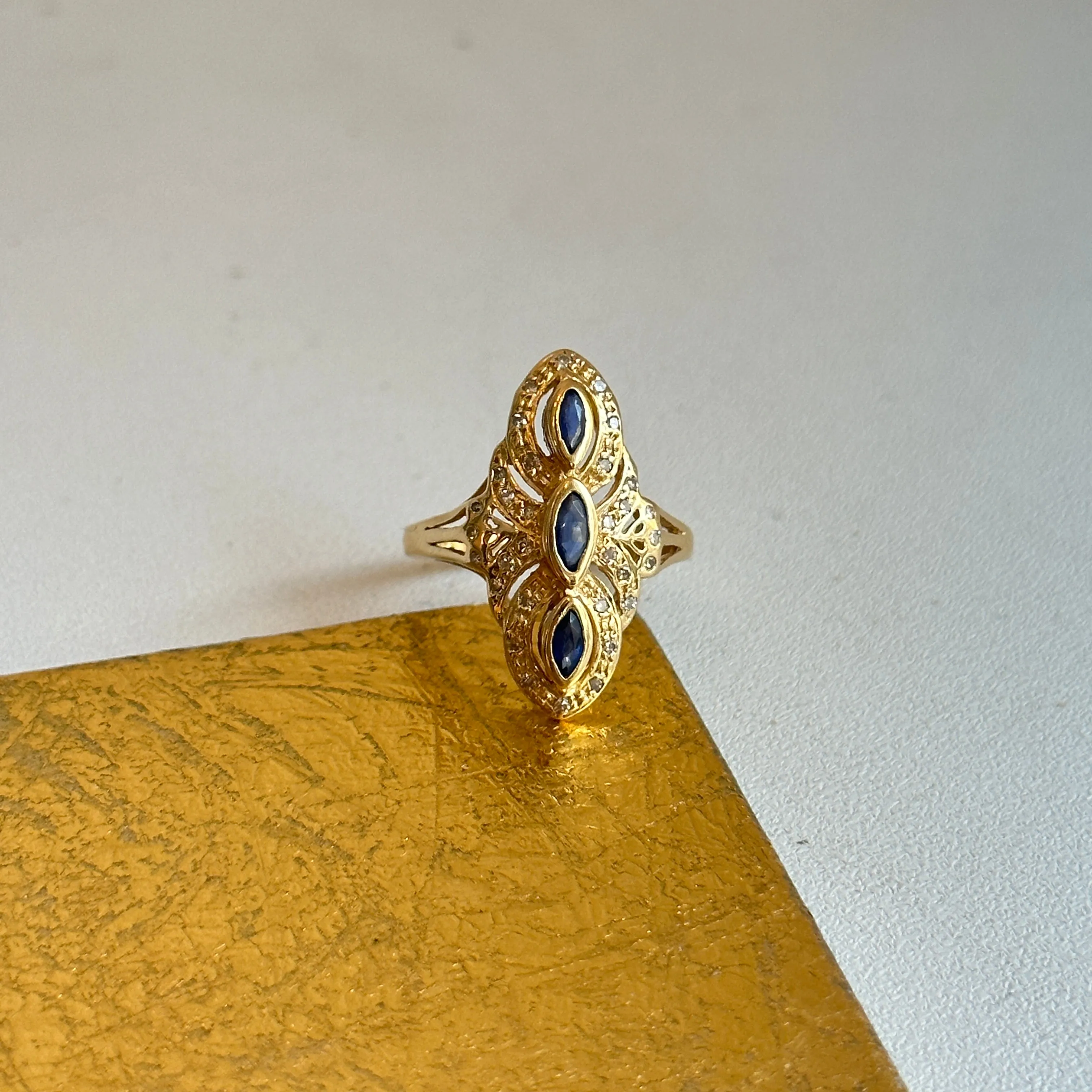 Estate 14KT Yellow Gold Blue Sapphire   Diamond Art Deco Ring