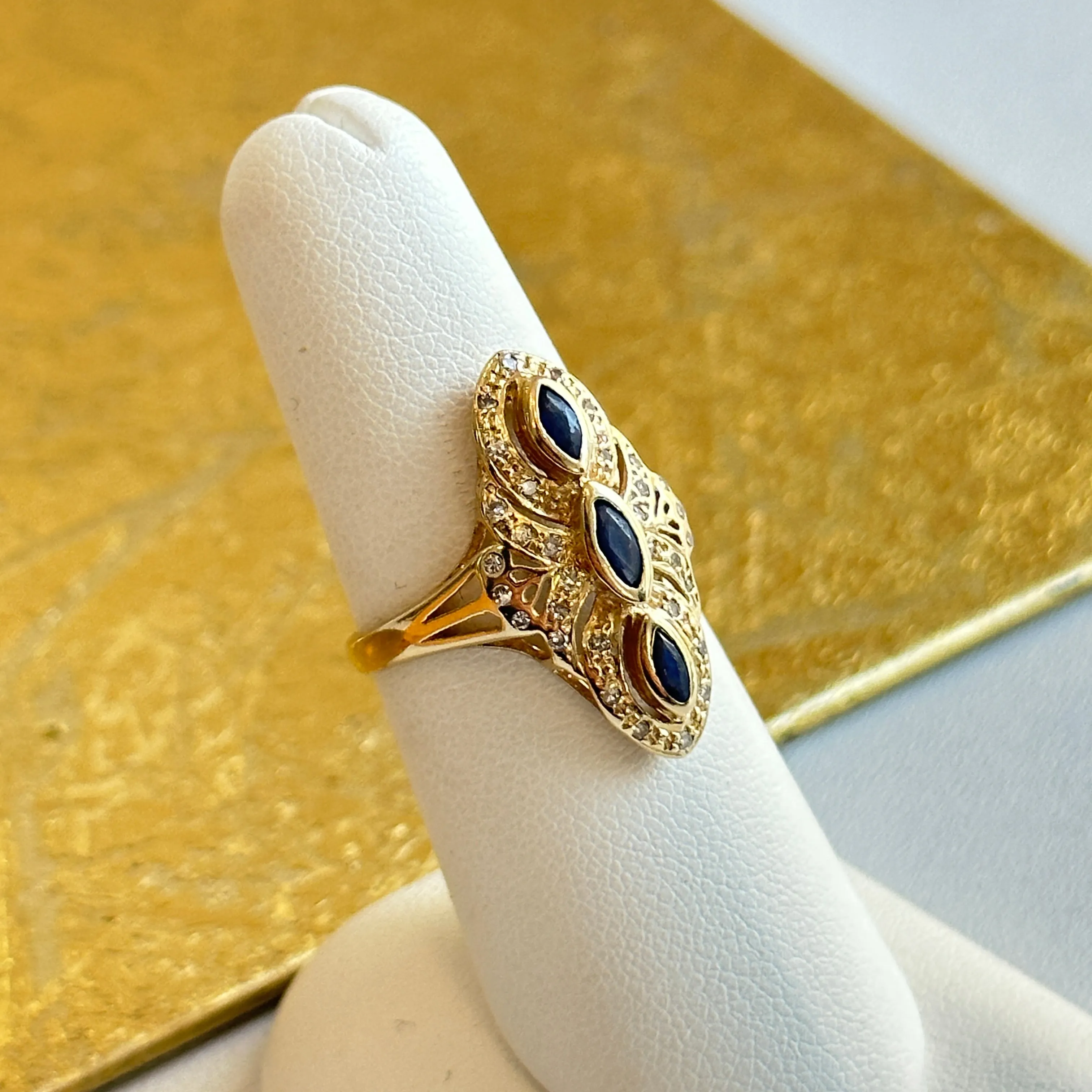 Estate 14KT Yellow Gold Blue Sapphire   Diamond Art Deco Ring