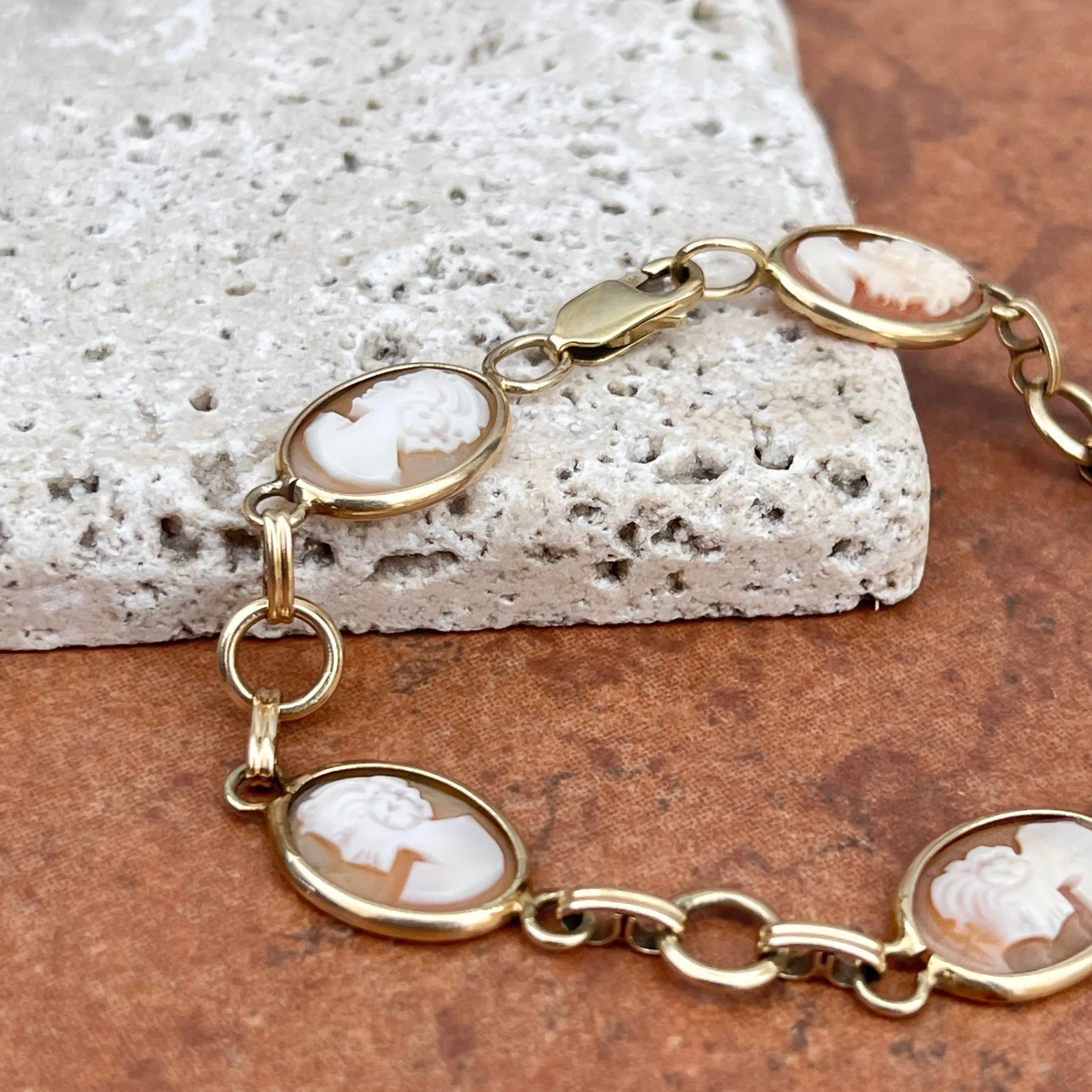 Estate 14KT Yellow Gold Carved Oval Cameo Link Bracelet