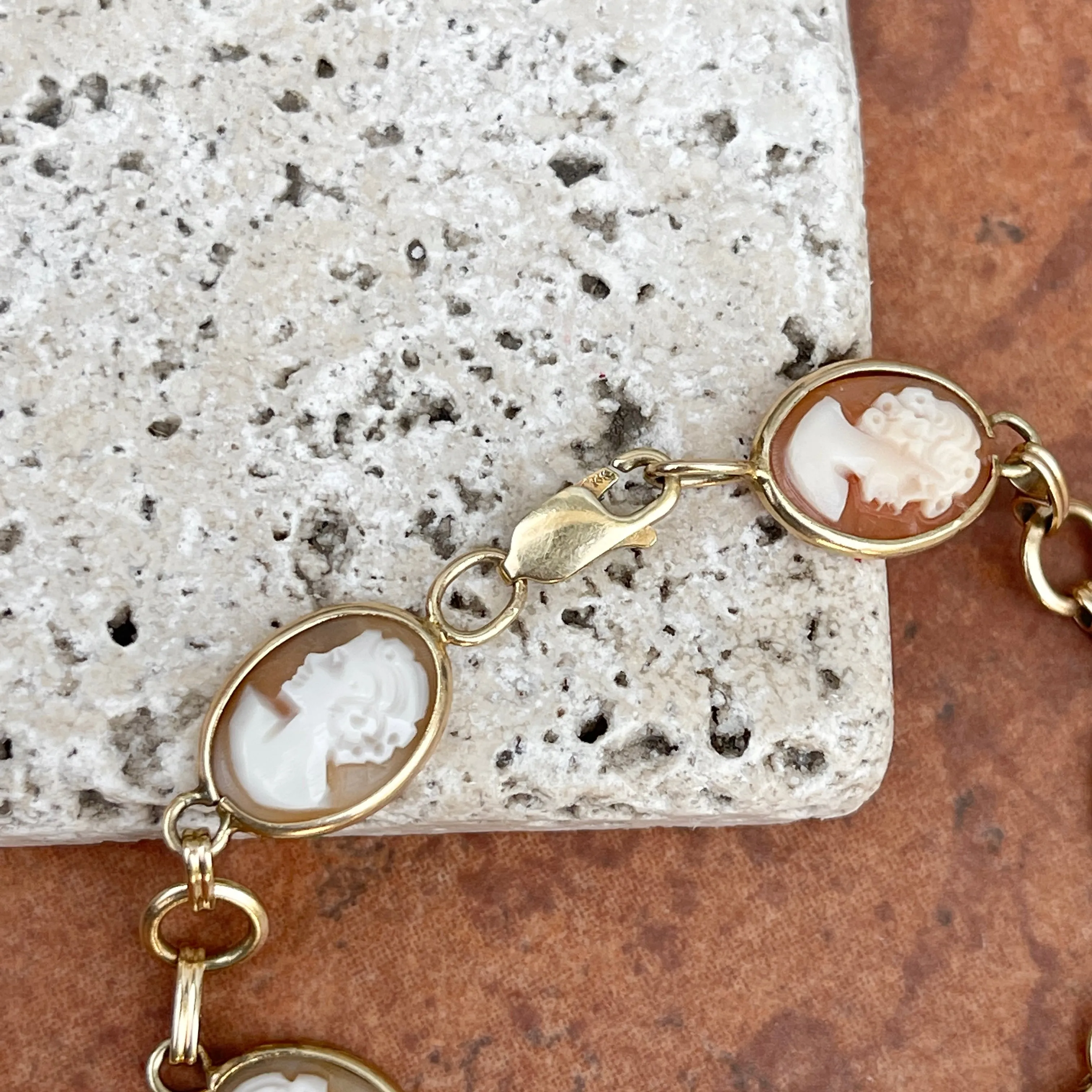 Estate 14KT Yellow Gold Carved Oval Cameo Link Bracelet