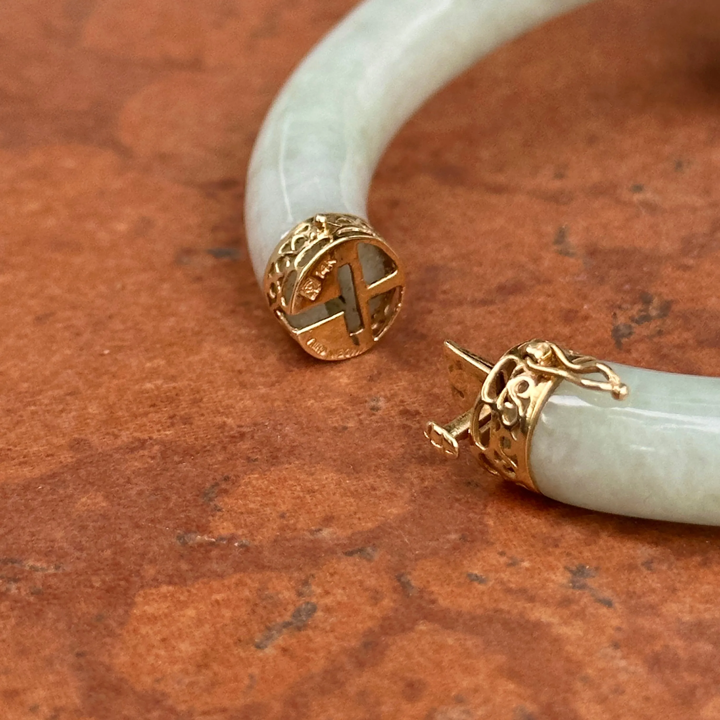 Estate 14KT Yellow Gold Filigree Jadeite Oval Bangle Bracelet