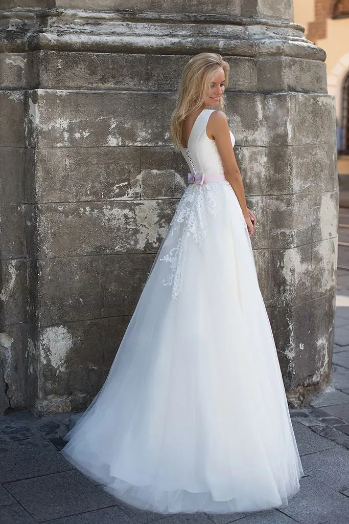 Ethereal Simple Satin And Tulle Scoop-Neck Sleeveless Wedding Dress With Bow-715683