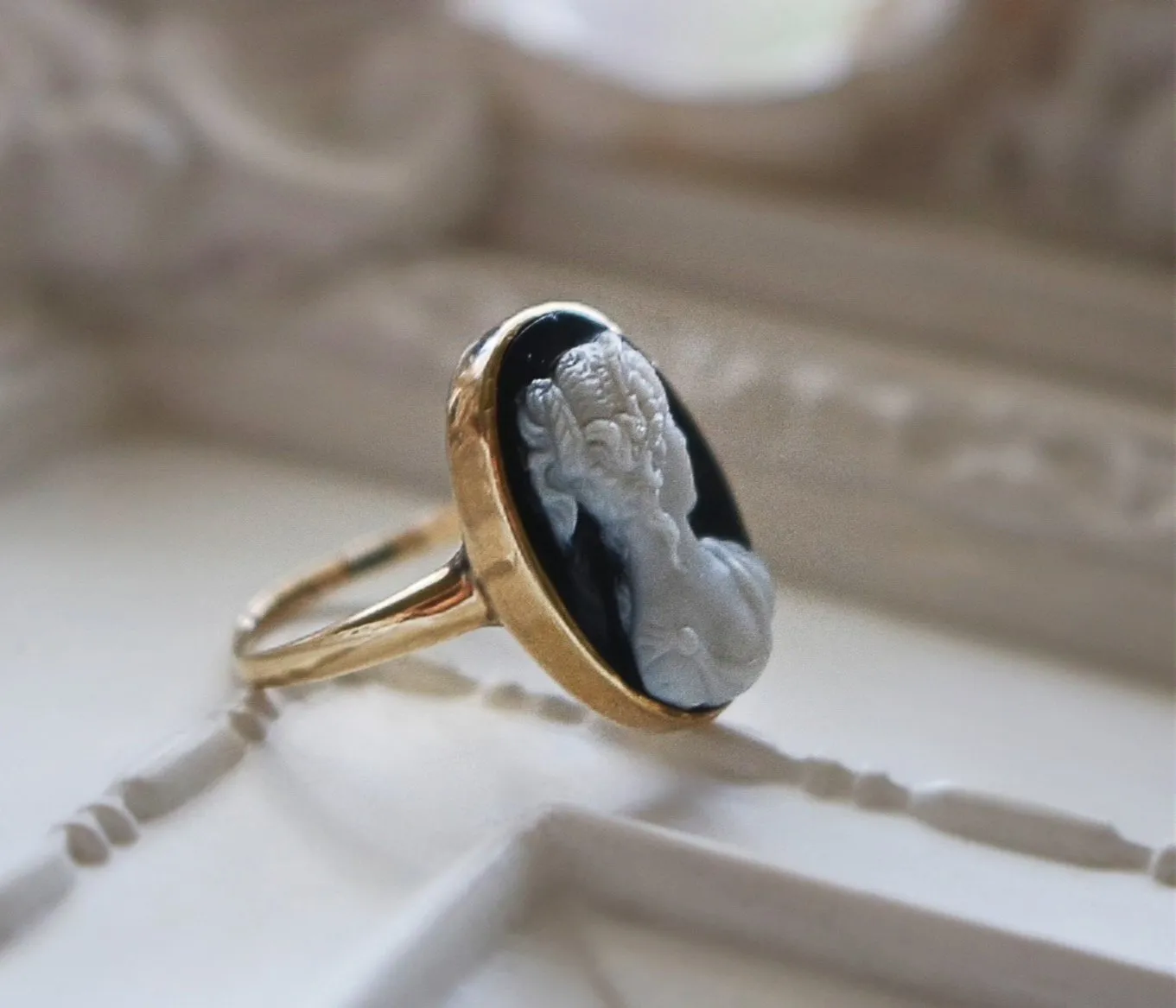 Exquisitely Carved Vintage Agate Hardstone and 14k Gold Cameo Ring