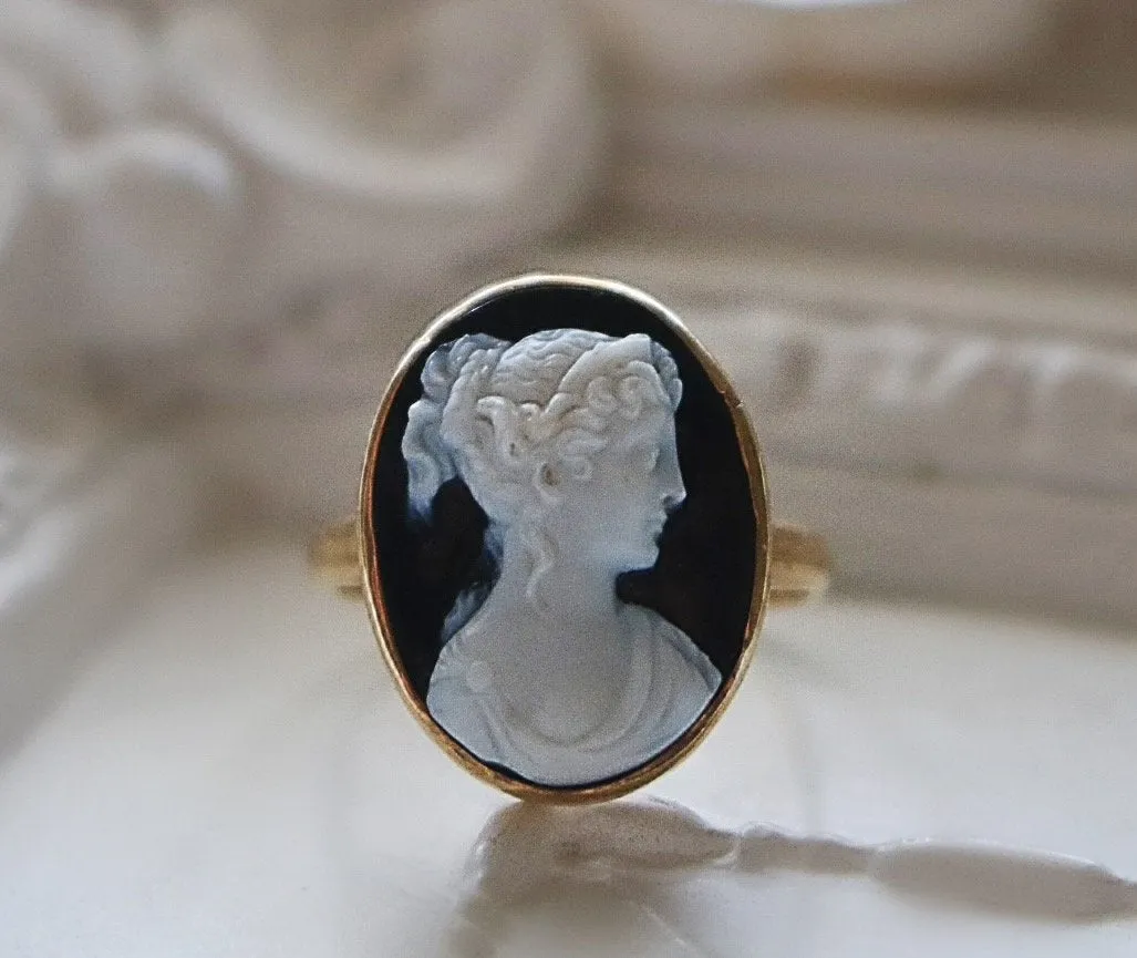 Exquisitely Carved Vintage Agate Hardstone and 14k Gold Cameo Ring