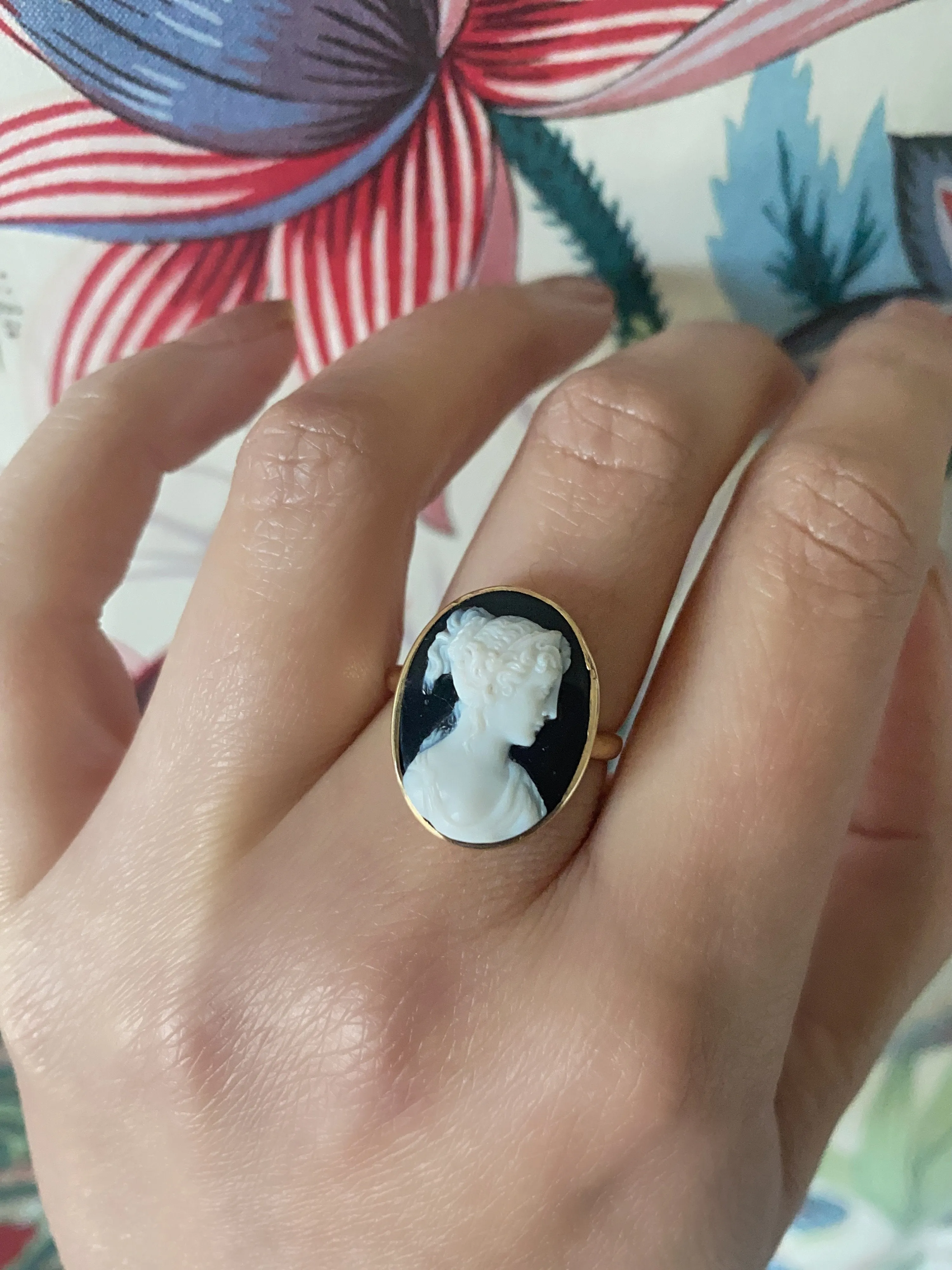 Exquisitely Carved Vintage Agate Hardstone and 14k Gold Cameo Ring