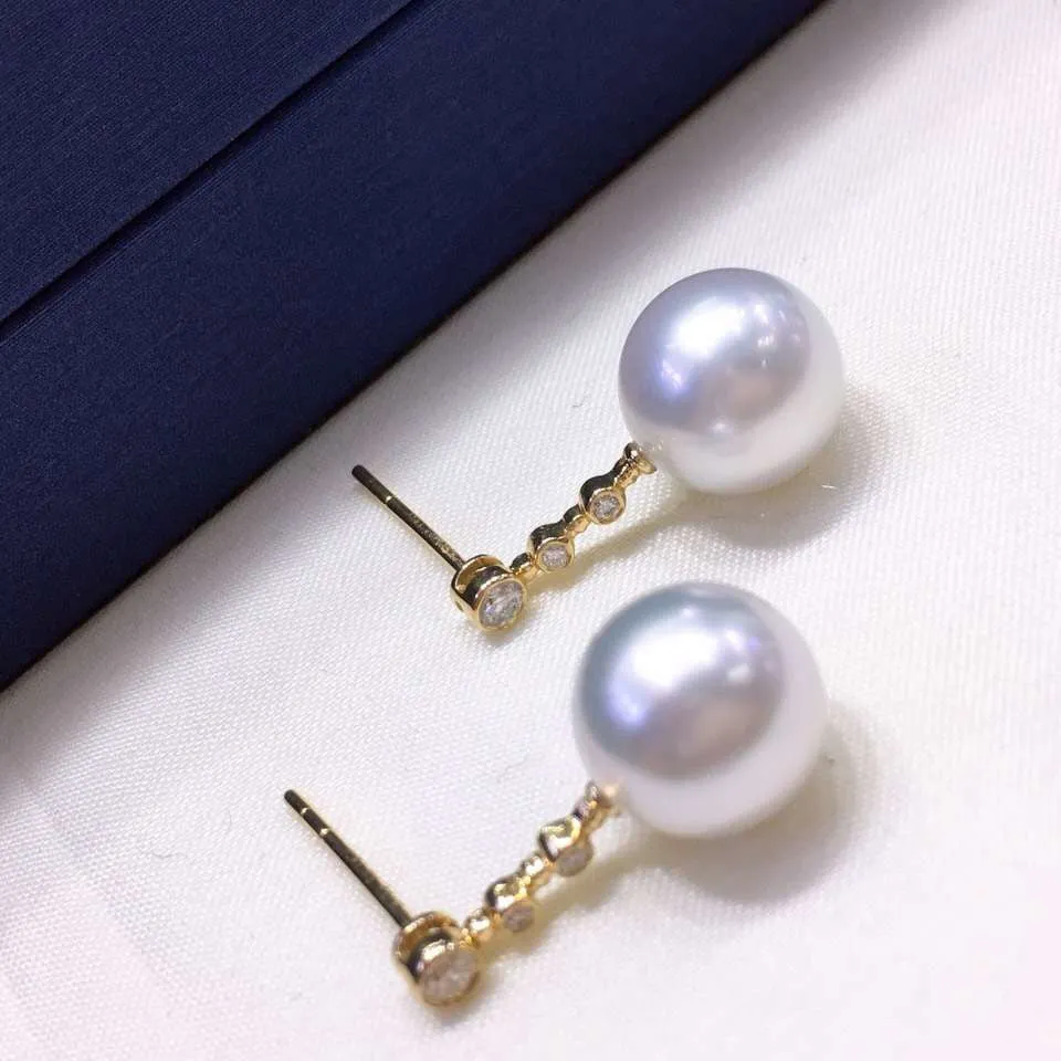 Glistening 9.0-10.0 mm White South Sea Pearl Earrings in 18K Gold with Diamond