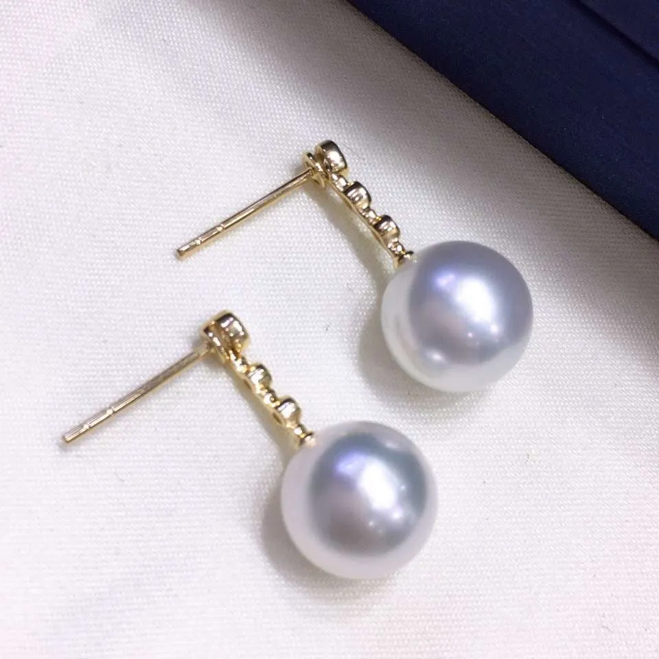 Glistening 9.0-10.0 mm White South Sea Pearl Earrings in 18K Gold with Diamond