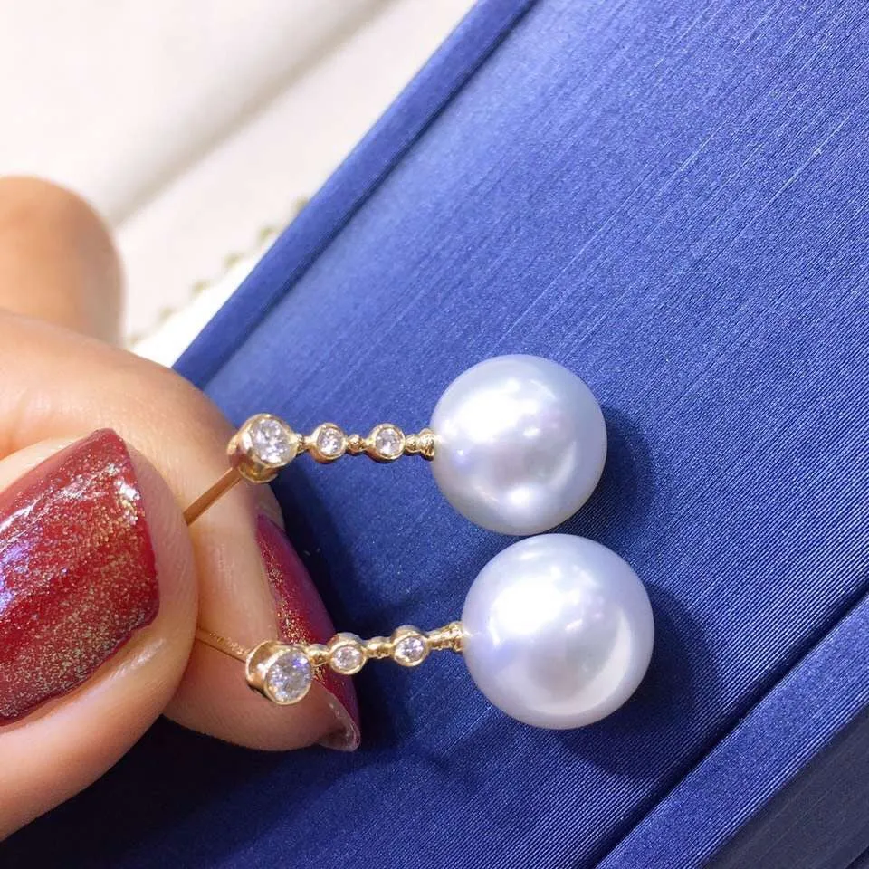 Glistening 9.0-10.0 mm White South Sea Pearl Earrings in 18K Gold with Diamond