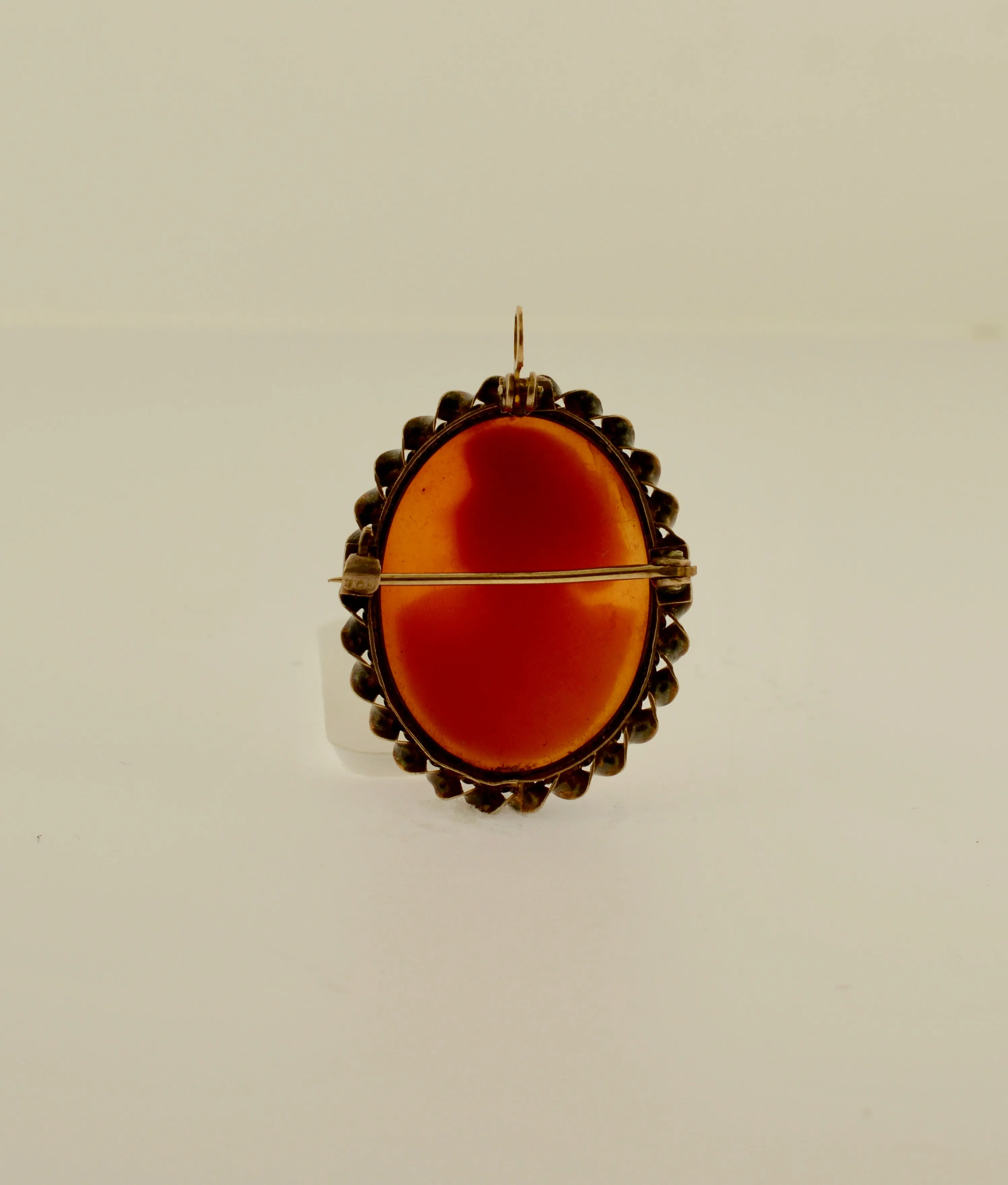 Oval Shell Cameo Gold Brooch/Pendant with a Twisted Border