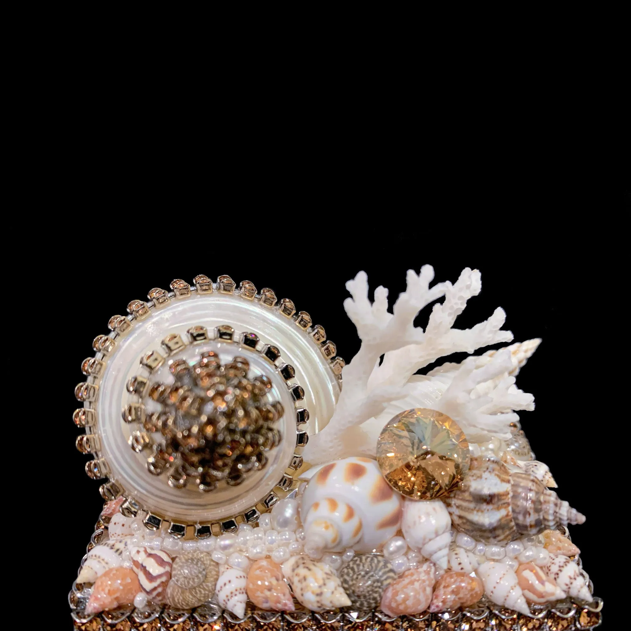 Topaz Shell Cluster Ring Box Featuring Premium Crystal