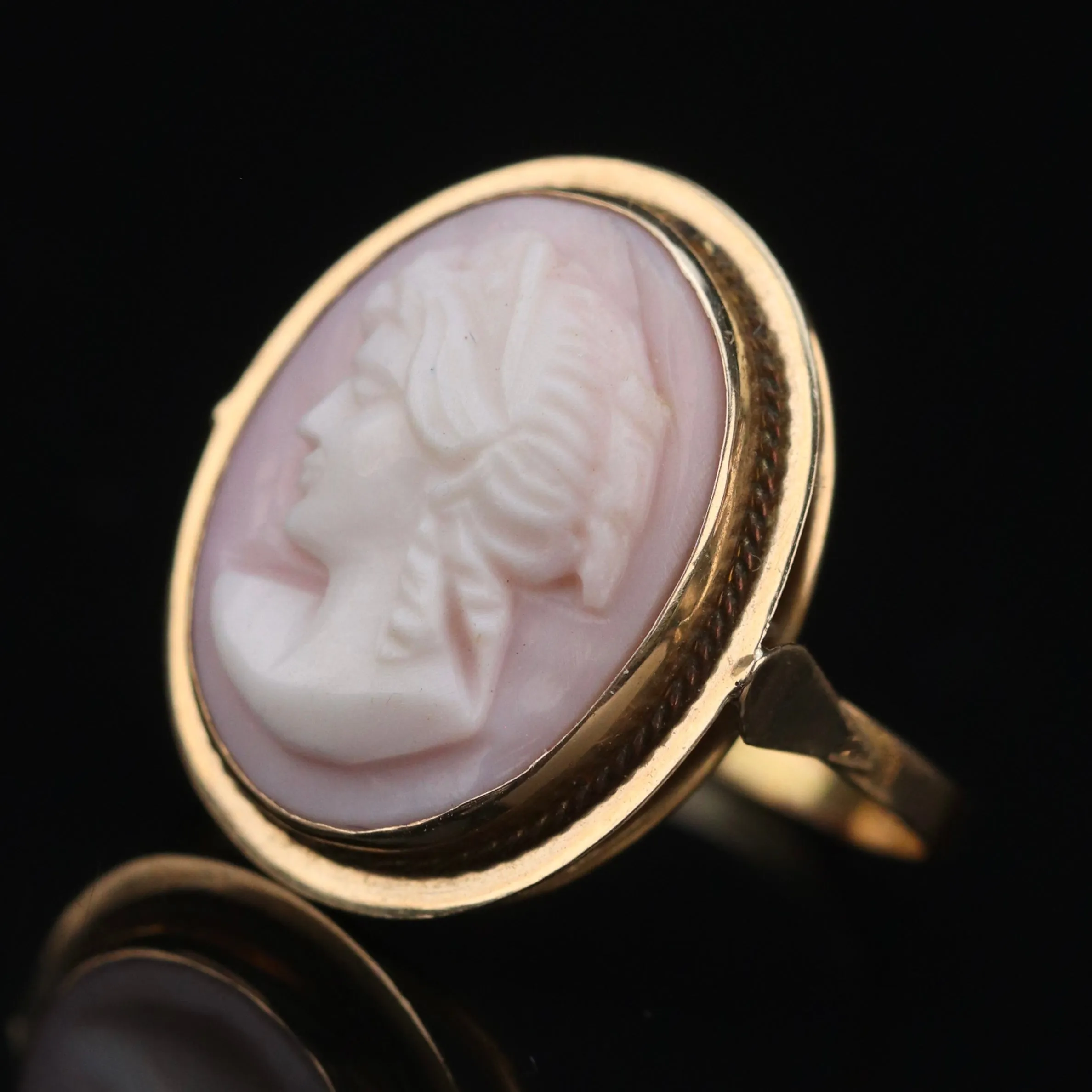 Vintage 14k yellow gold cameo ring