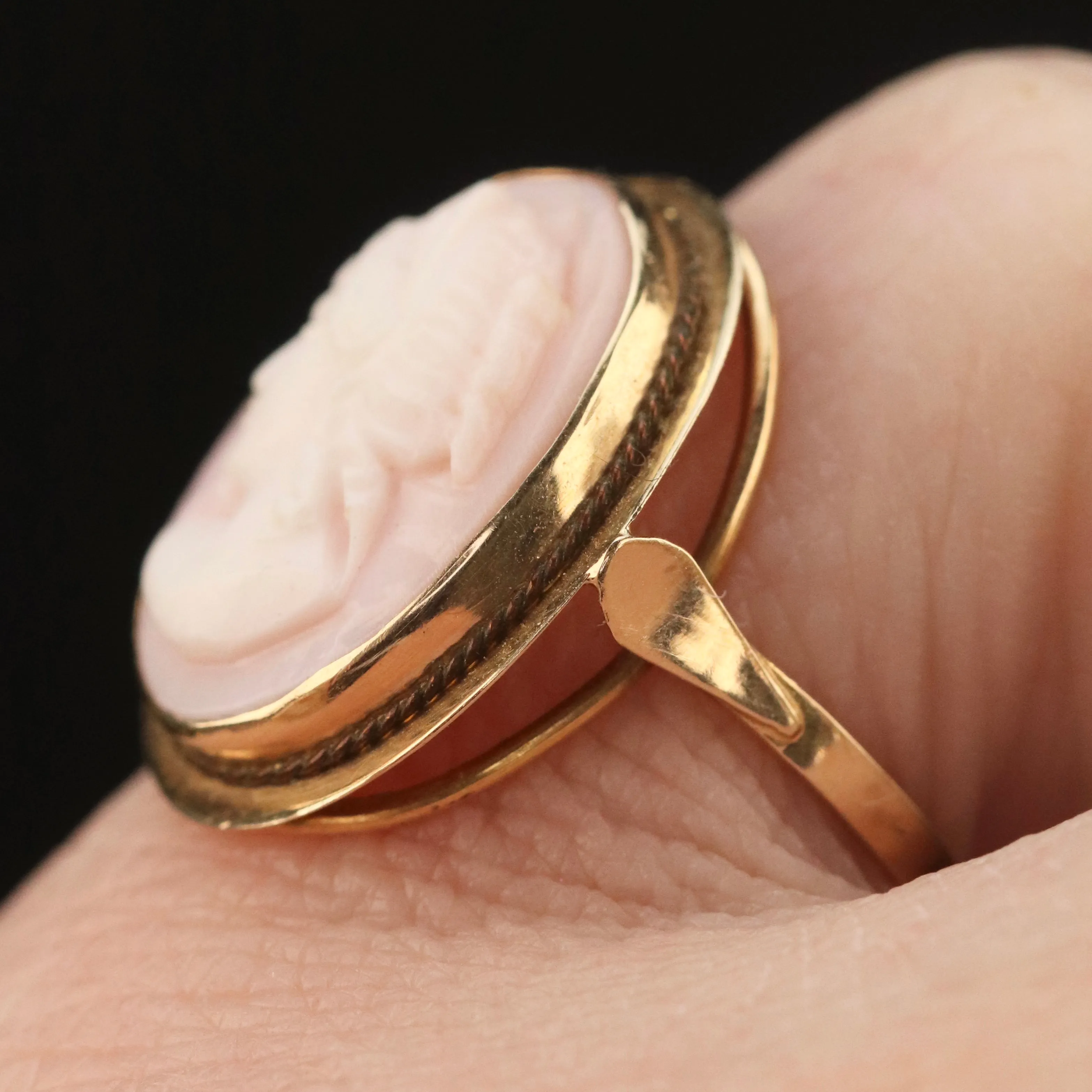 Vintage 14k yellow gold cameo ring