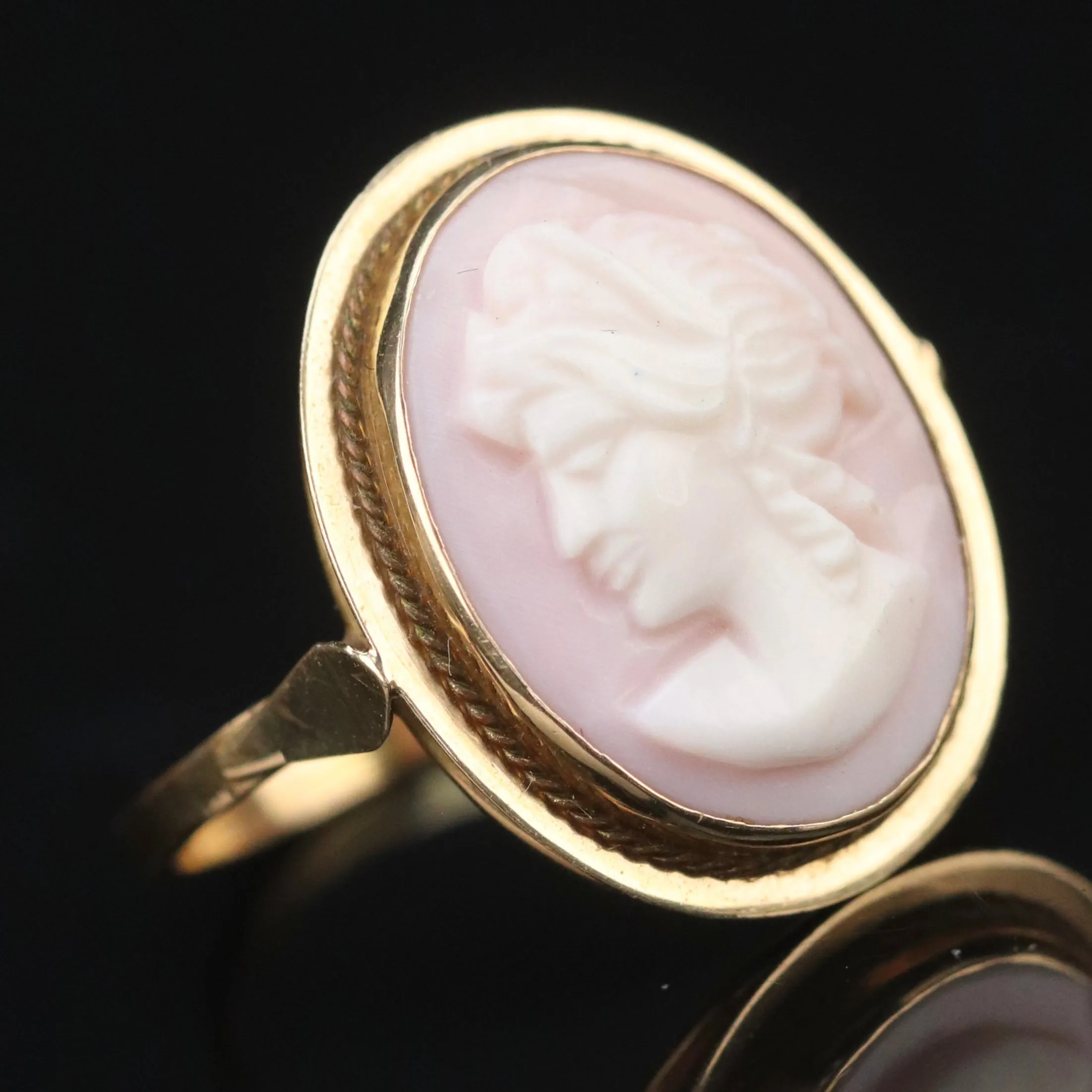 Vintage 14k yellow gold cameo ring