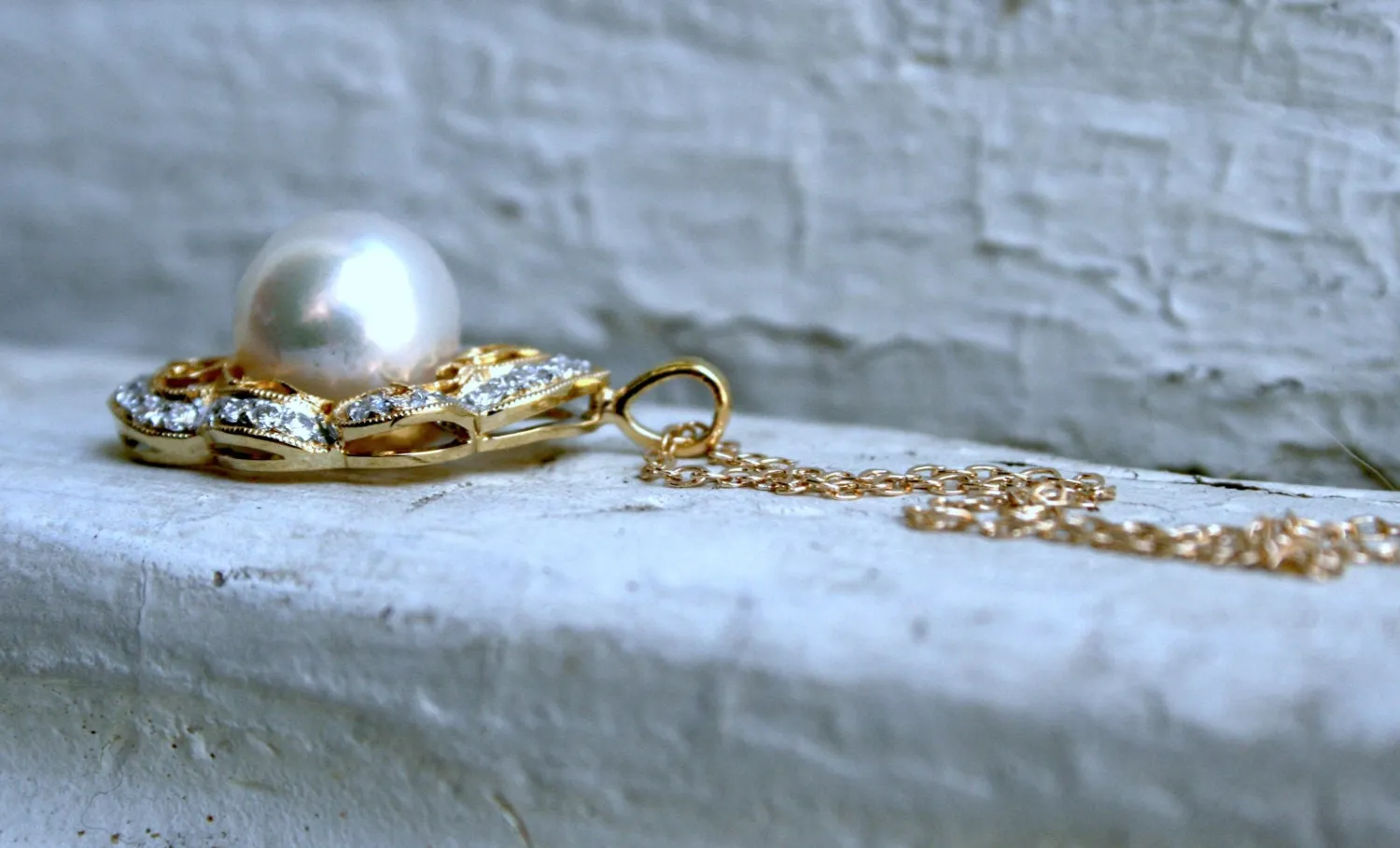 Vintage 18K Yellow Gold Diamond and Pearl Pendant with Chain.