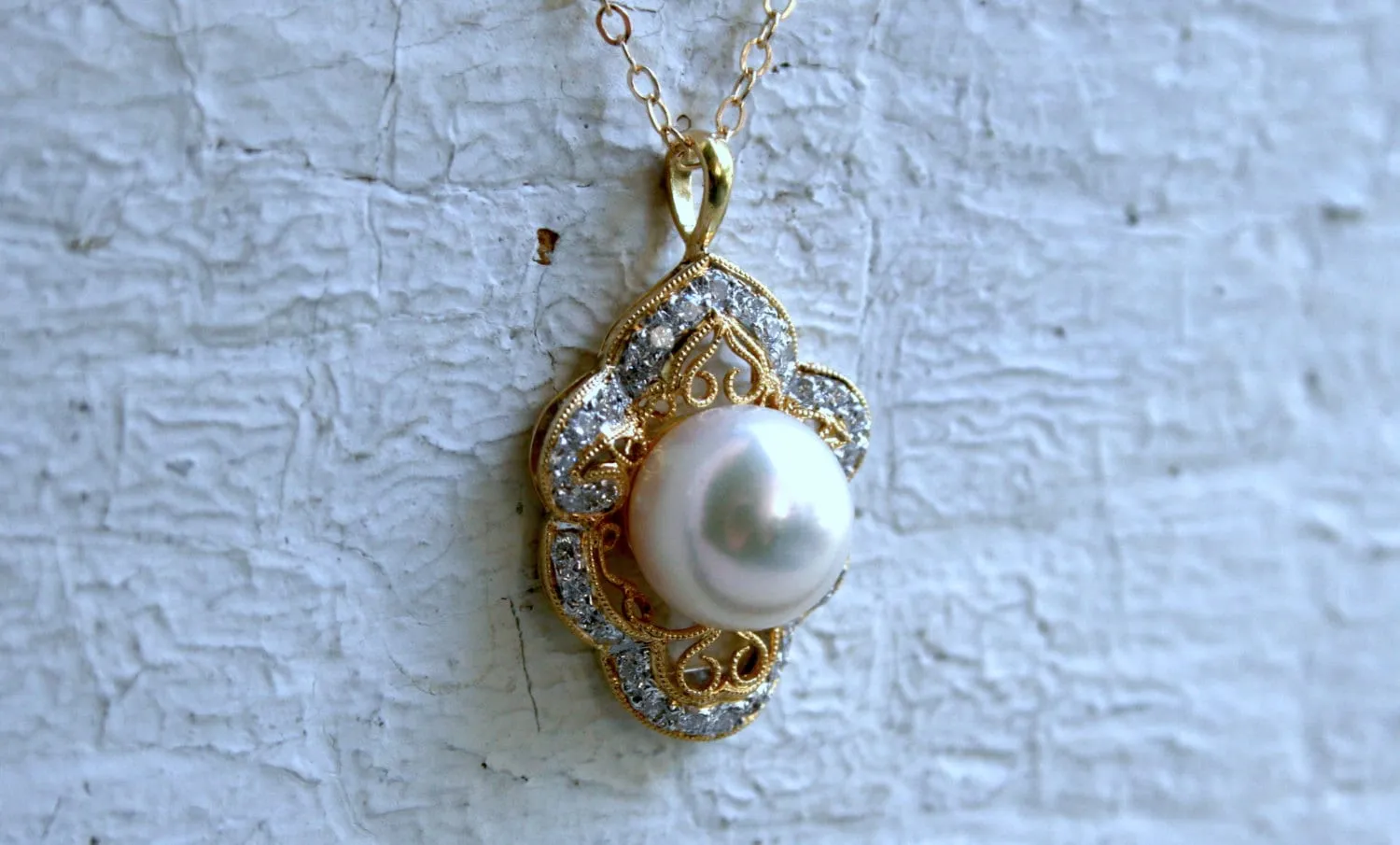 Vintage 18K Yellow Gold Diamond and Pearl Pendant with Chain.