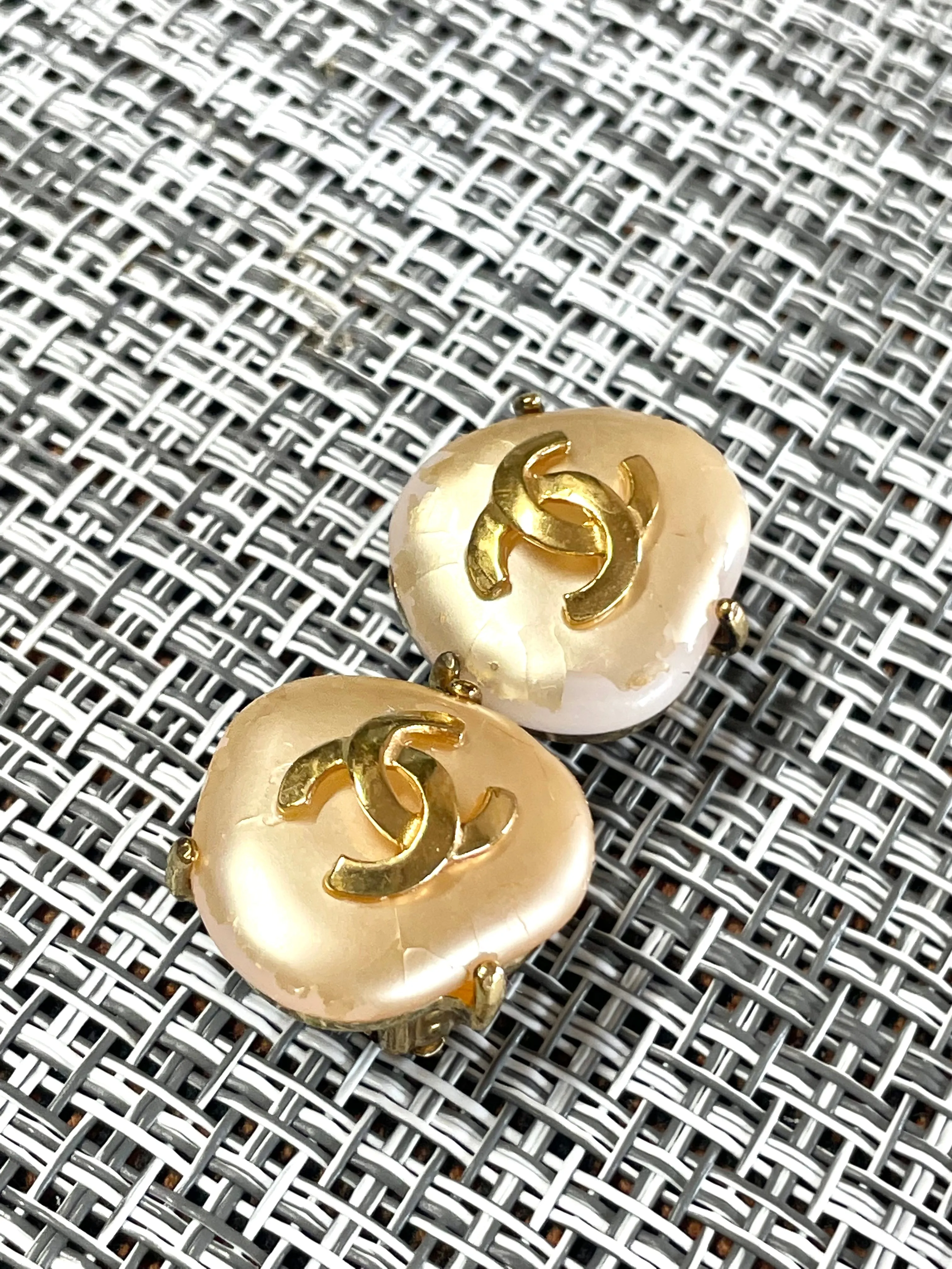 Vintage CHANEL oval heart shape, triangle shape faux pearl and CC earrings. Rare and elegant Chanel jewelry. 0411071