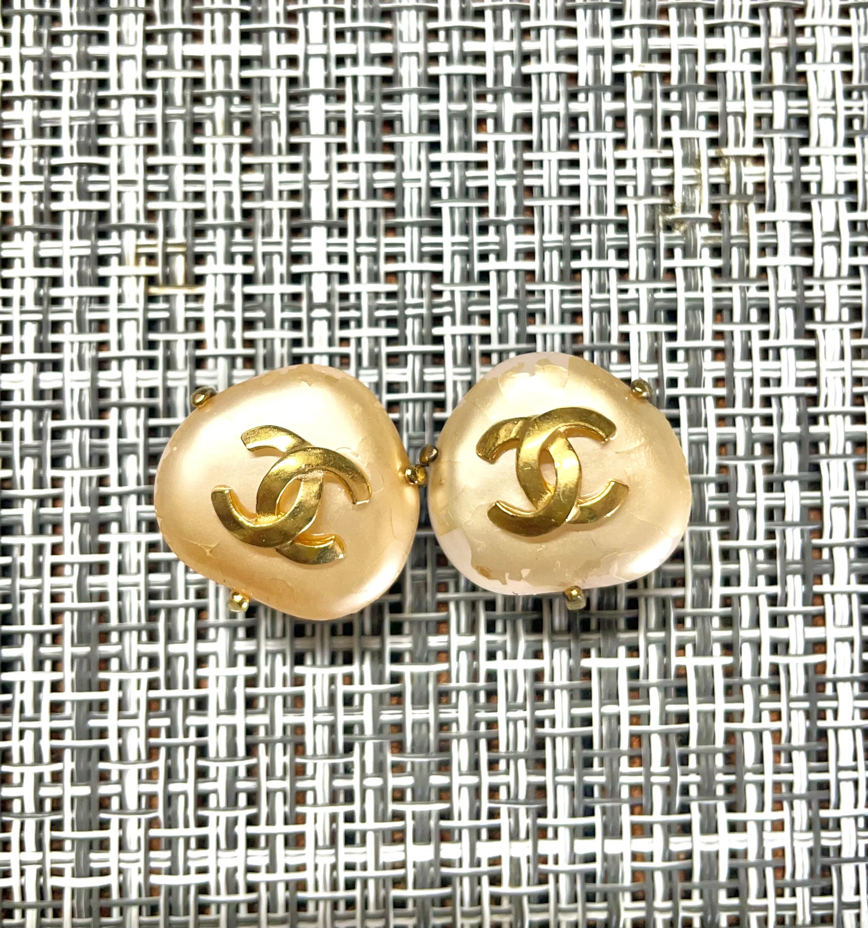 Vintage CHANEL oval heart shape, triangle shape faux pearl and CC earrings. Rare and elegant Chanel jewelry. 0411071