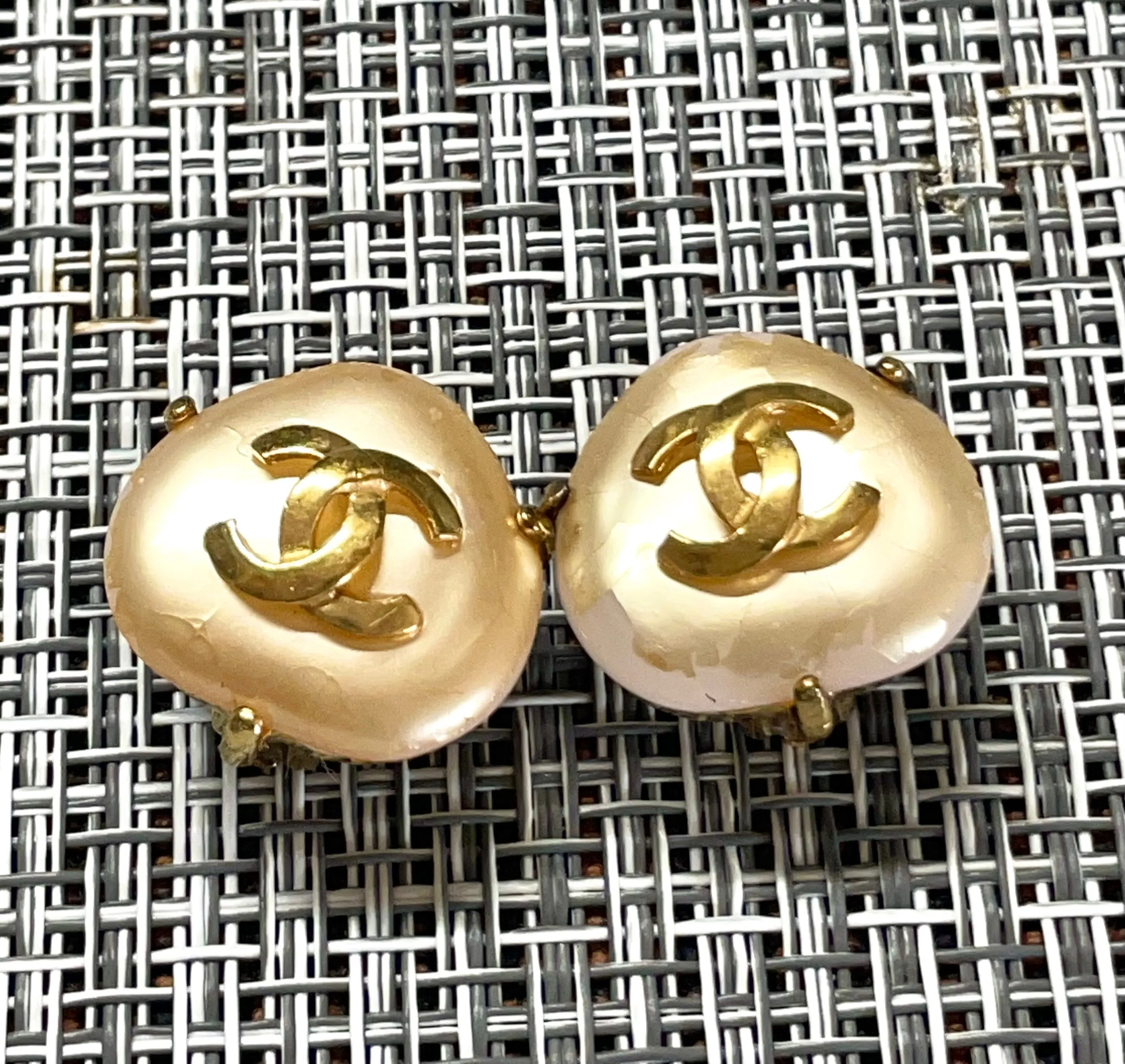 Vintage CHANEL oval heart shape, triangle shape faux pearl and CC earrings. Rare and elegant Chanel jewelry. 0411071