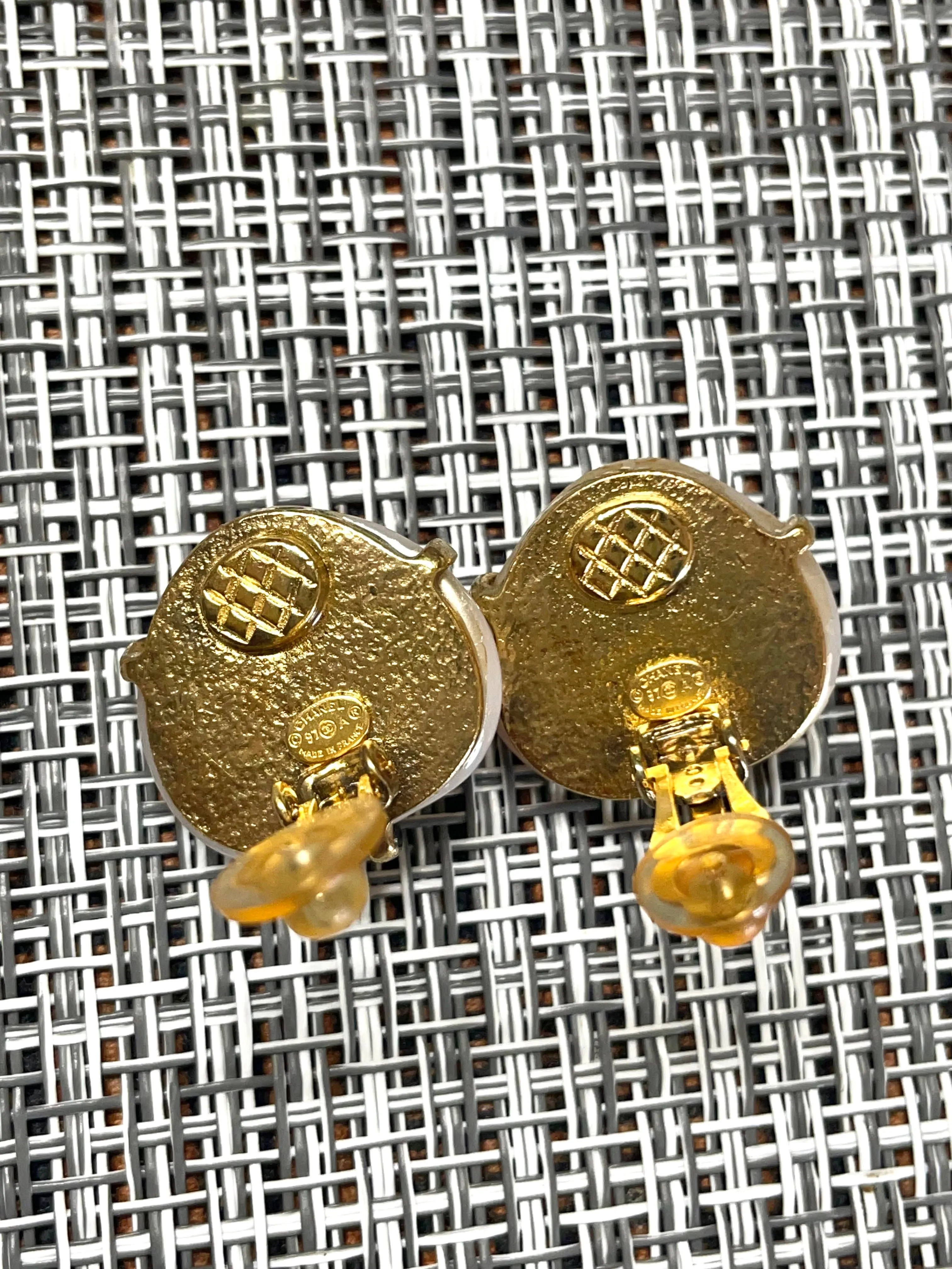 Vintage CHANEL oval heart shape, triangle shape faux pearl and CC earrings. Rare and elegant Chanel jewelry. 0411071