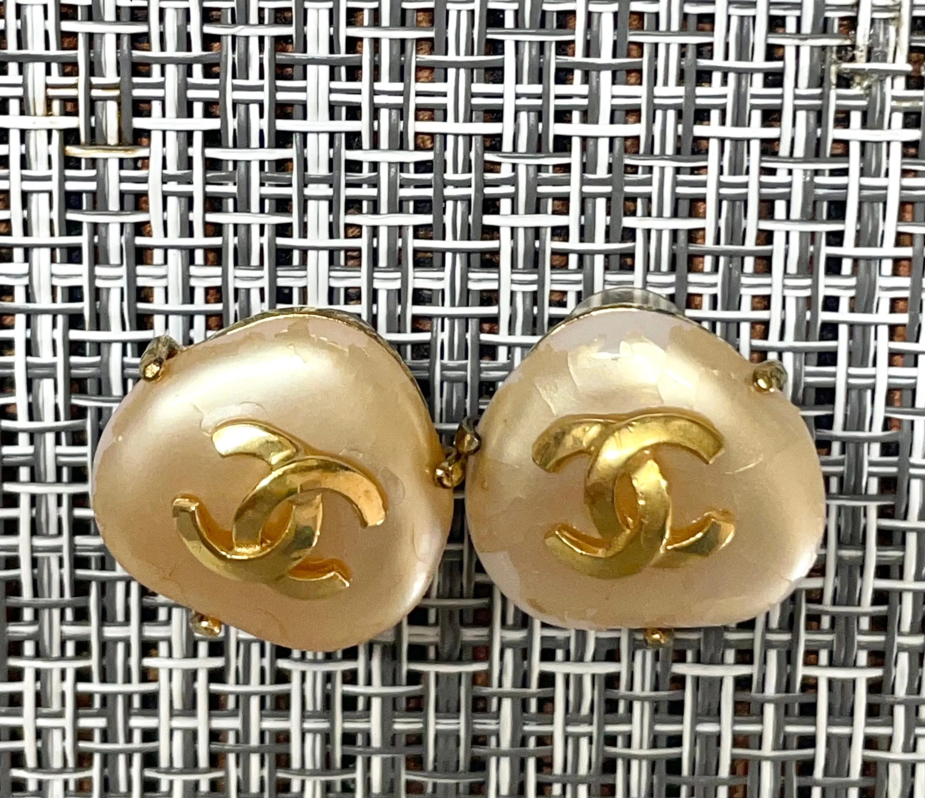 Vintage CHANEL oval heart shape, triangle shape faux pearl and CC earrings. Rare and elegant Chanel jewelry. 0411071