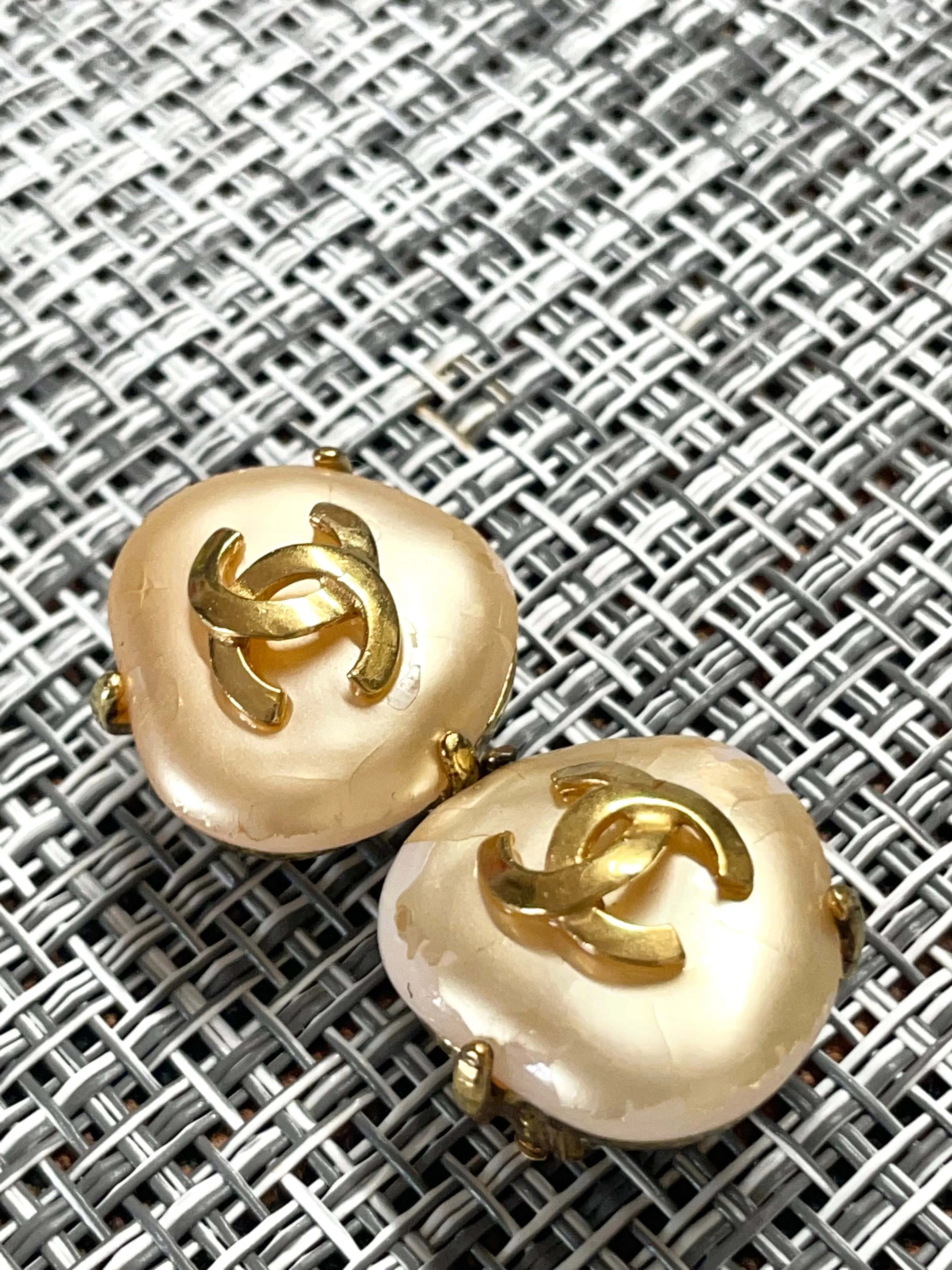 Vintage CHANEL oval heart shape, triangle shape faux pearl and CC earrings. Rare and elegant Chanel jewelry. 0411071