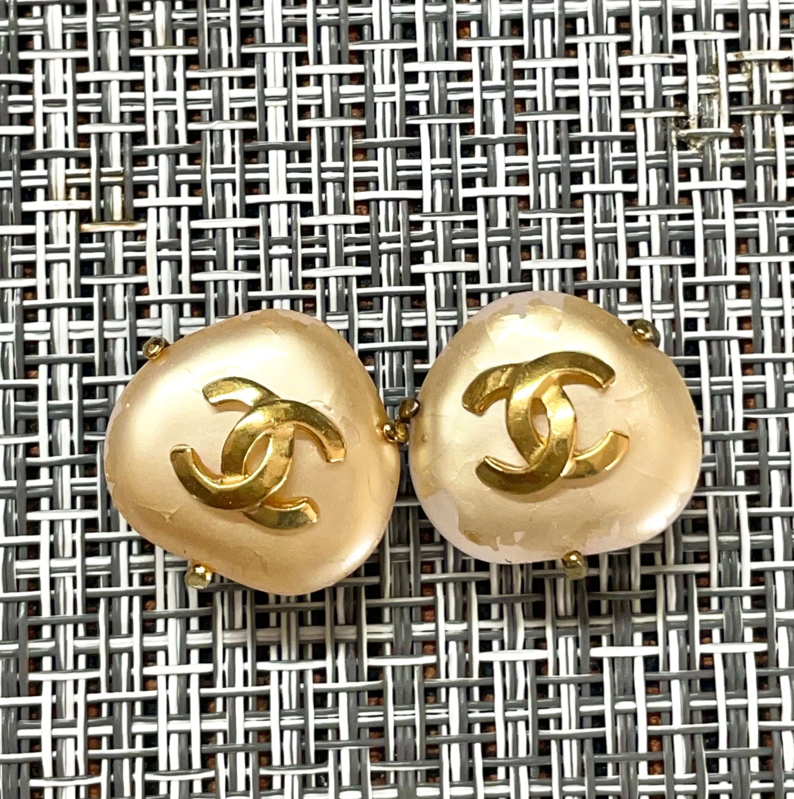Vintage CHANEL oval heart shape, triangle shape faux pearl and CC earrings. Rare and elegant Chanel jewelry. 0411071