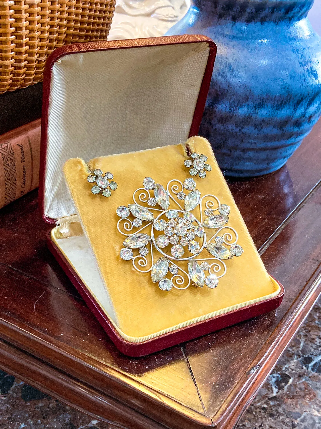 Vintage Clear Rhinestone Filigree Brooch Pendant Screw-On Earring Set Original Box
