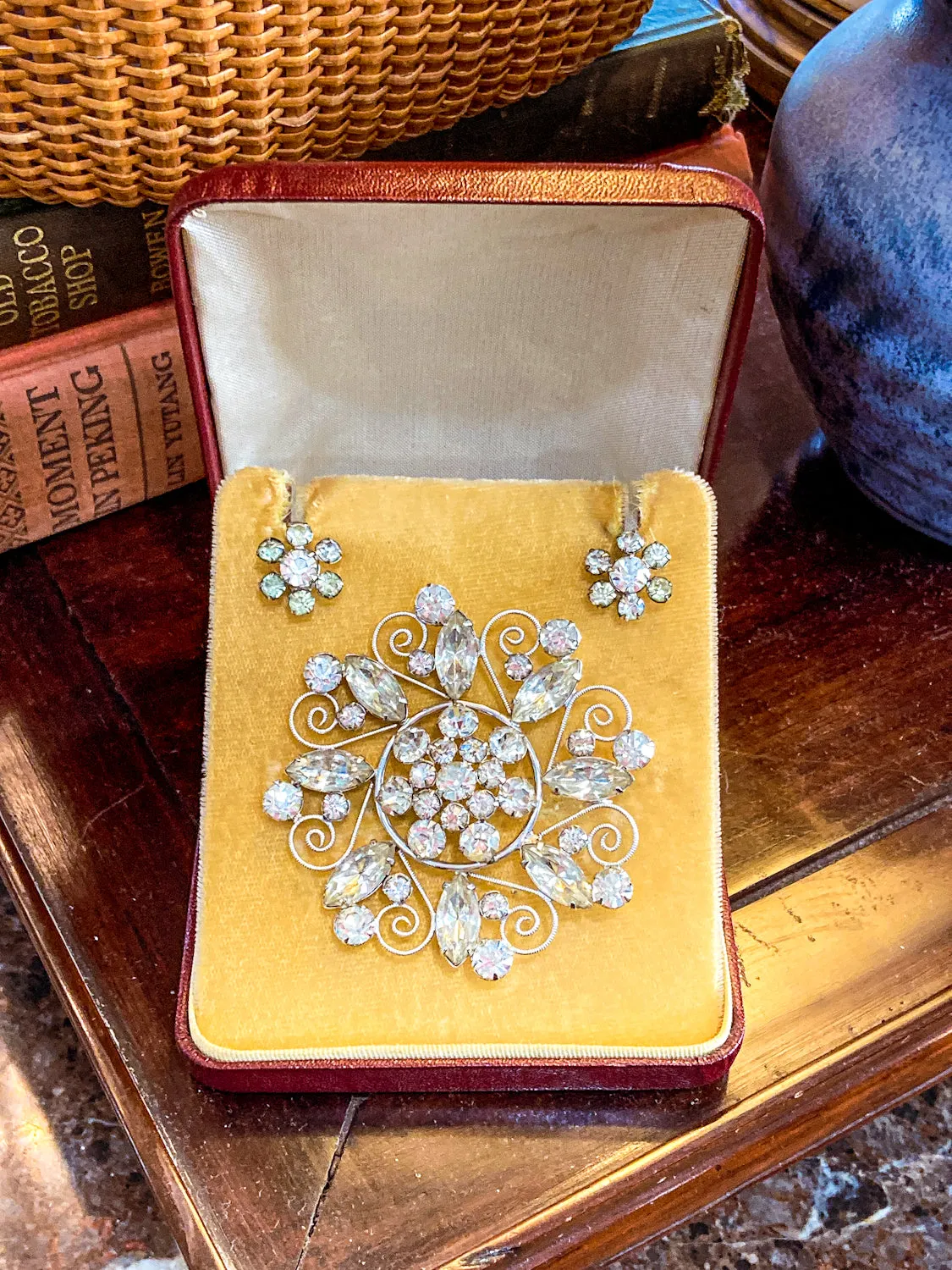 Vintage Clear Rhinestone Filigree Brooch Pendant Screw-On Earring Set Original Box