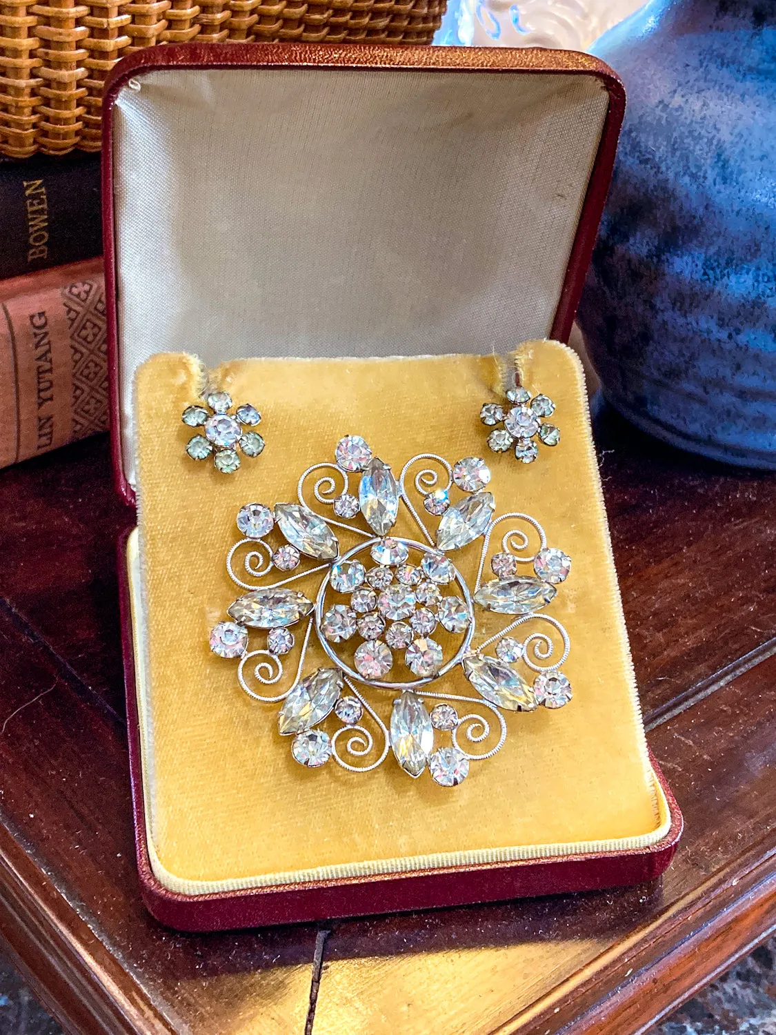 Vintage Clear Rhinestone Filigree Brooch Pendant Screw-On Earring Set Original Box