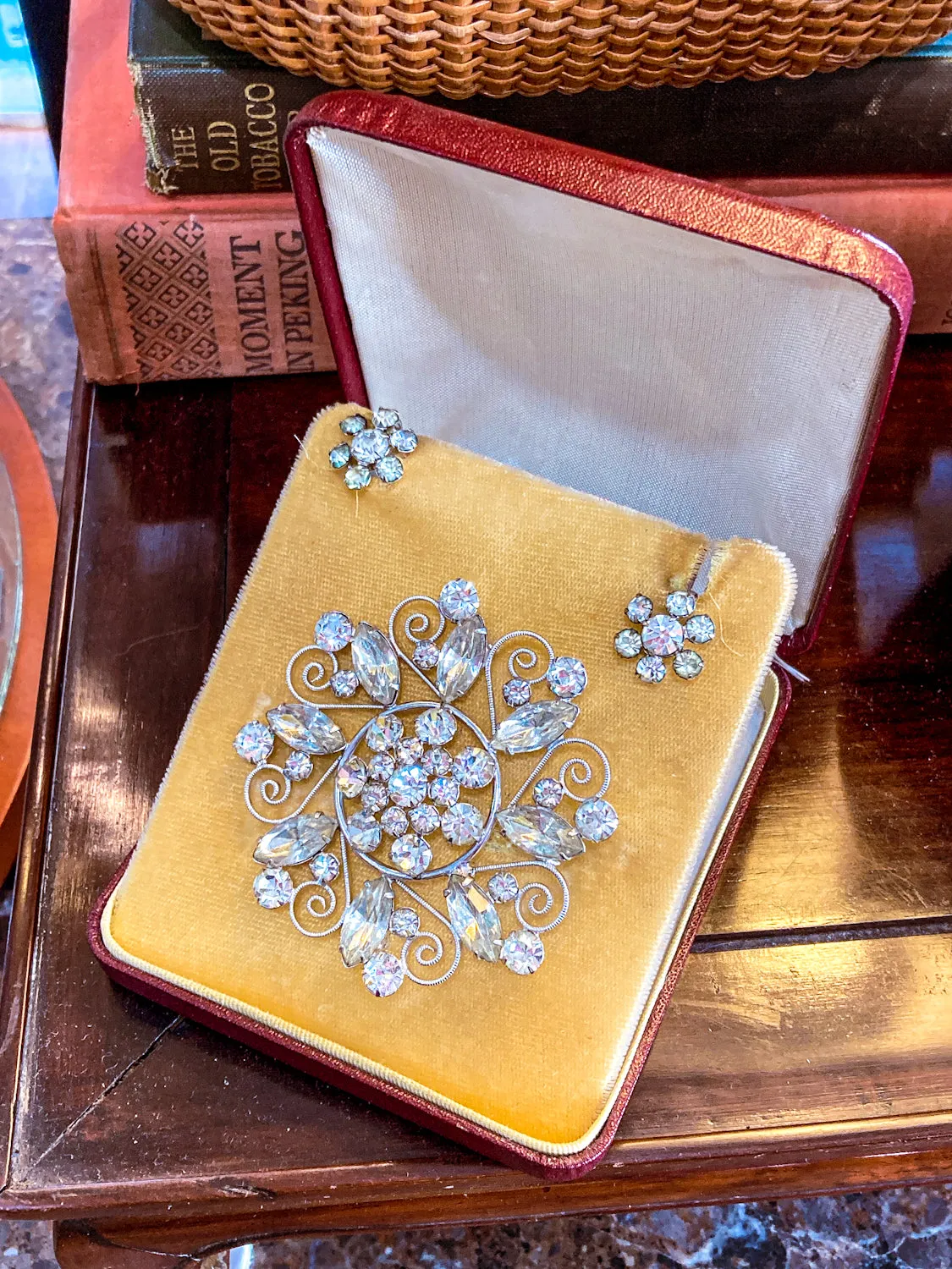 Vintage Clear Rhinestone Filigree Brooch Pendant Screw-On Earring Set Original Box