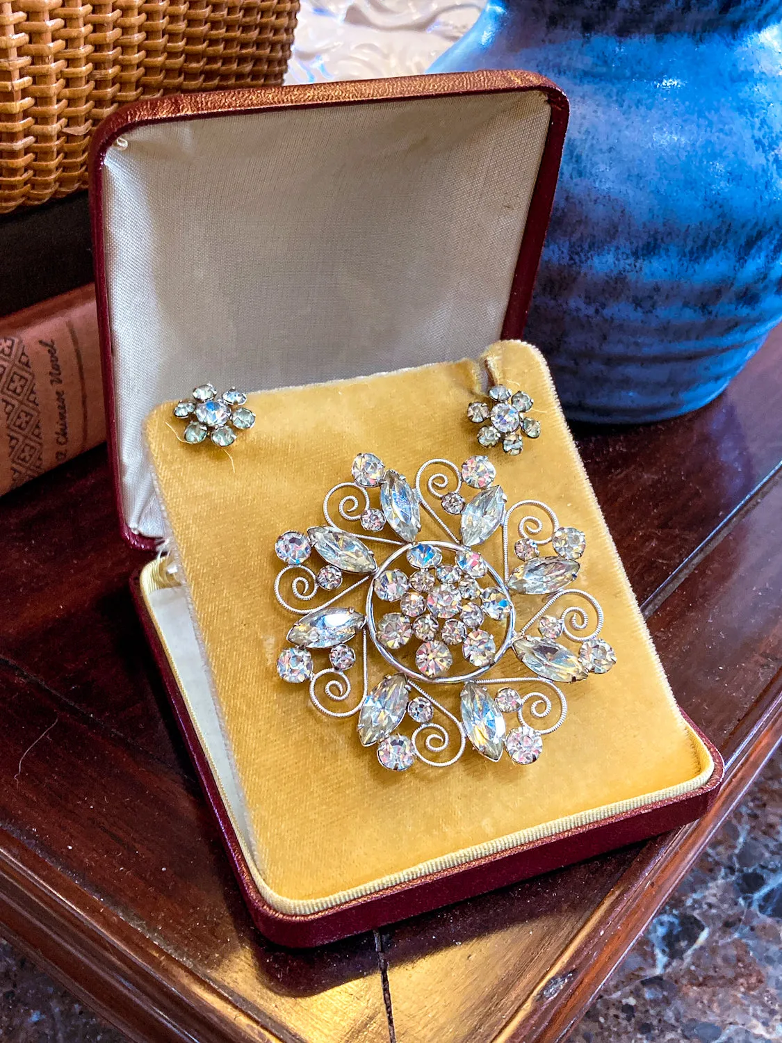 Vintage Clear Rhinestone Filigree Brooch Pendant Screw-On Earring Set Original Box