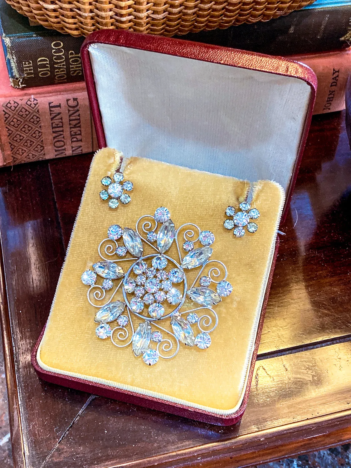 Vintage Clear Rhinestone Filigree Brooch Pendant Screw-On Earring Set Original Box