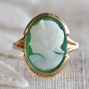 Vintage green and white hardstone cameo ring in yellow gold