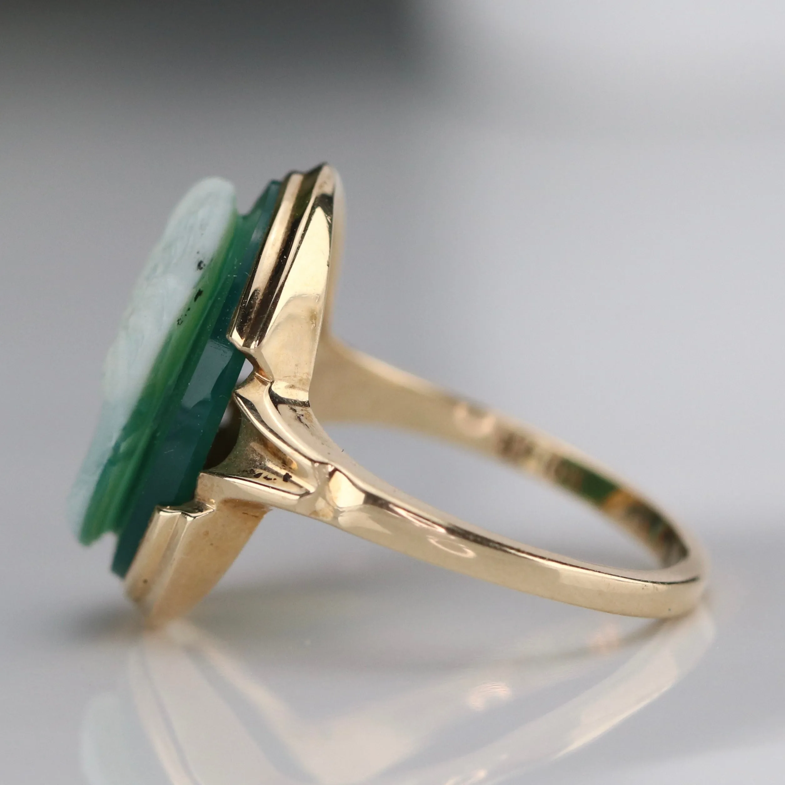 Vintage green and white hardstone cameo ring in yellow gold