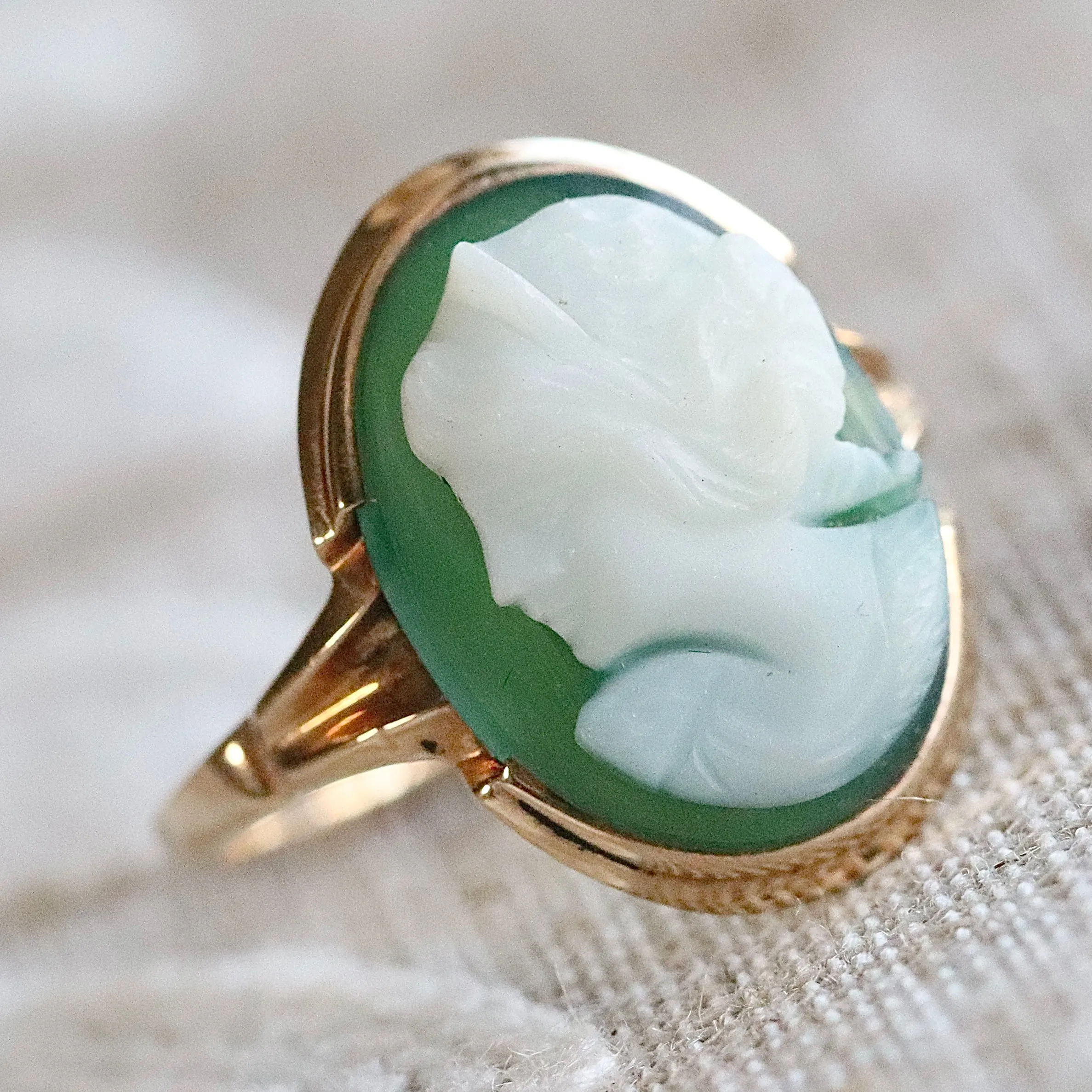 Vintage green and white hardstone cameo ring in yellow gold