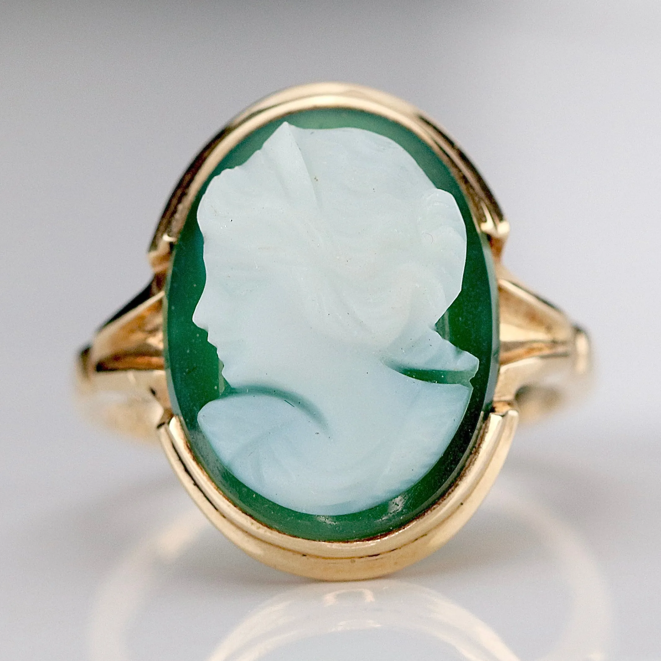 Vintage green and white hardstone cameo ring in yellow gold