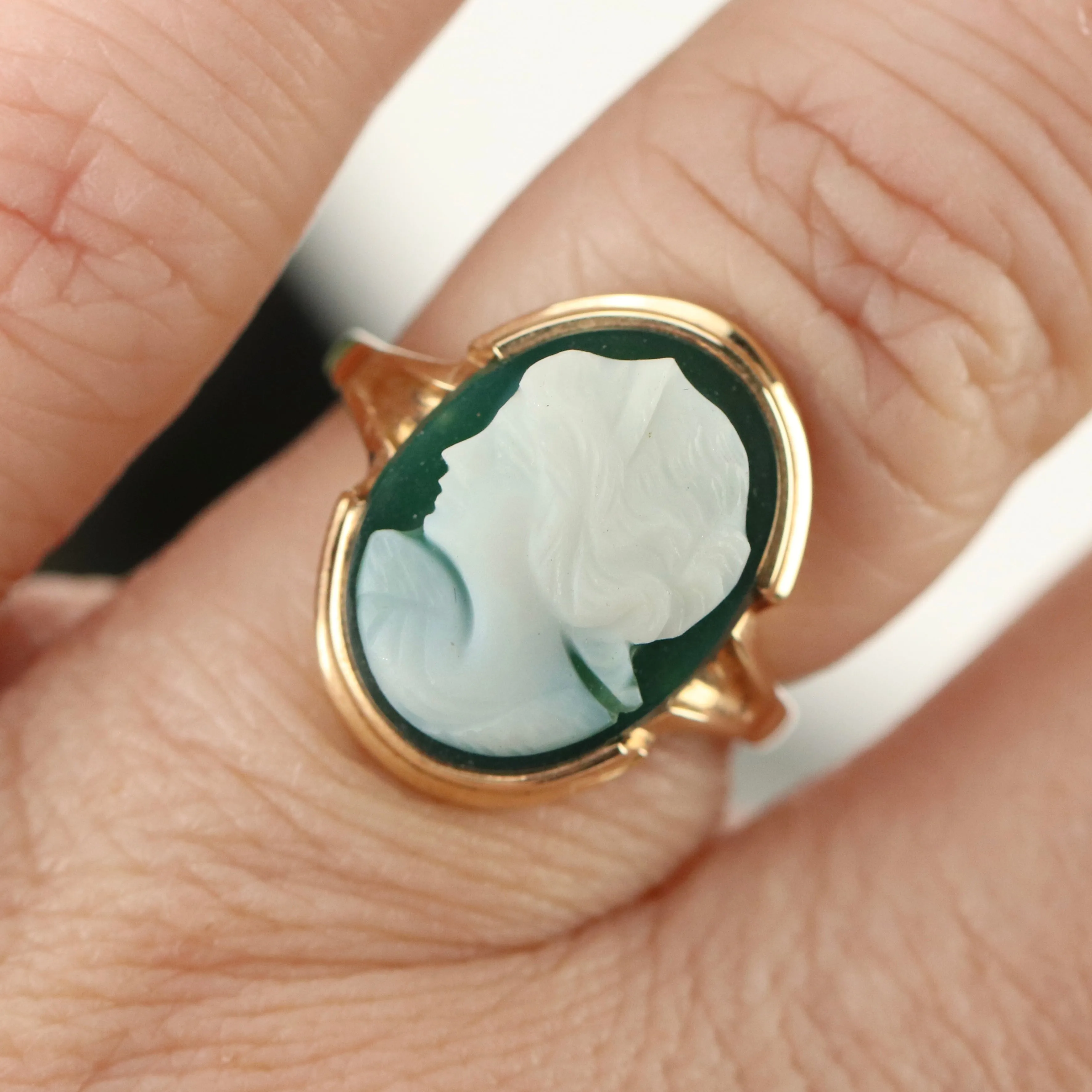 Vintage green and white hardstone cameo ring in yellow gold