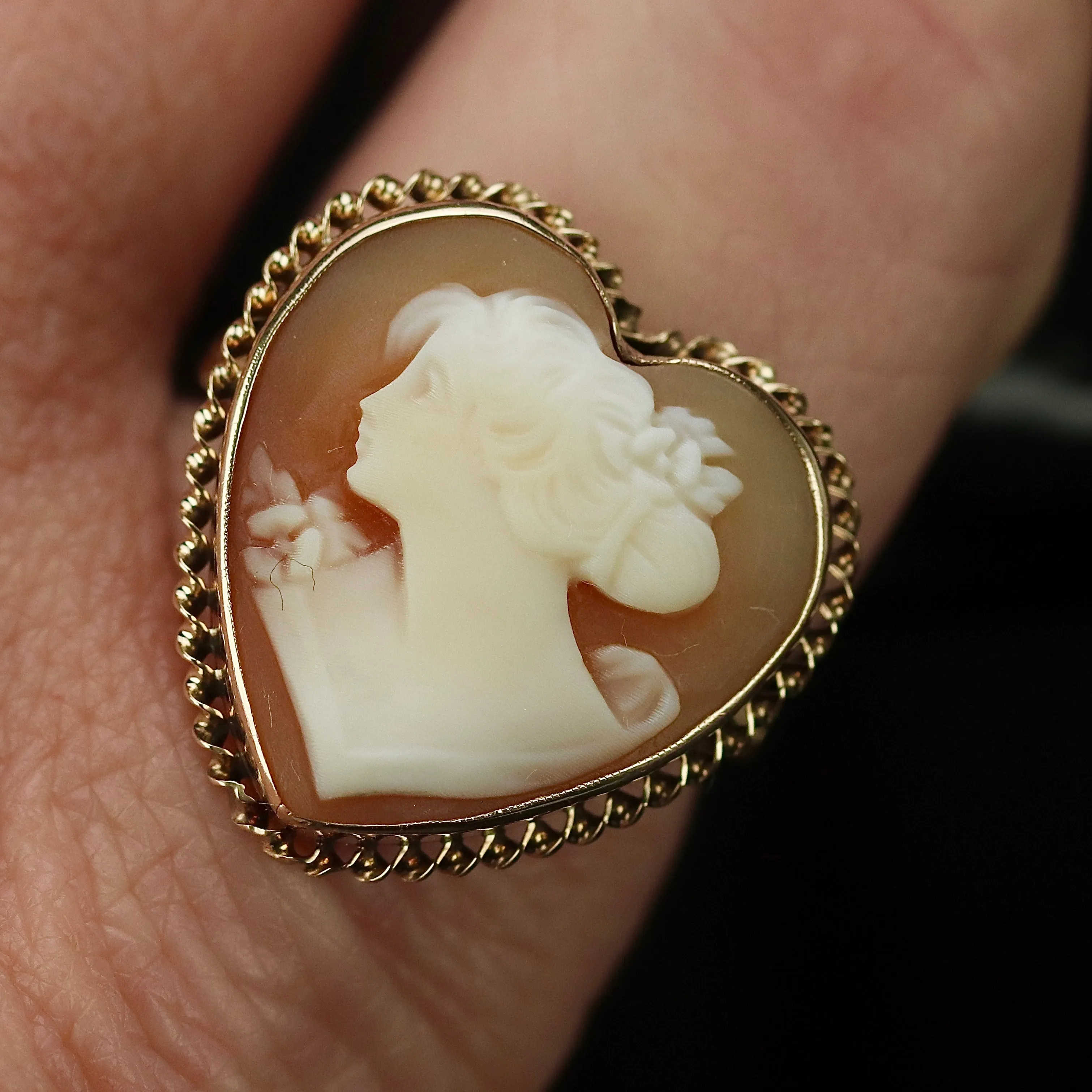 Vintage Huge heart shaped cameo ring in yellow gold